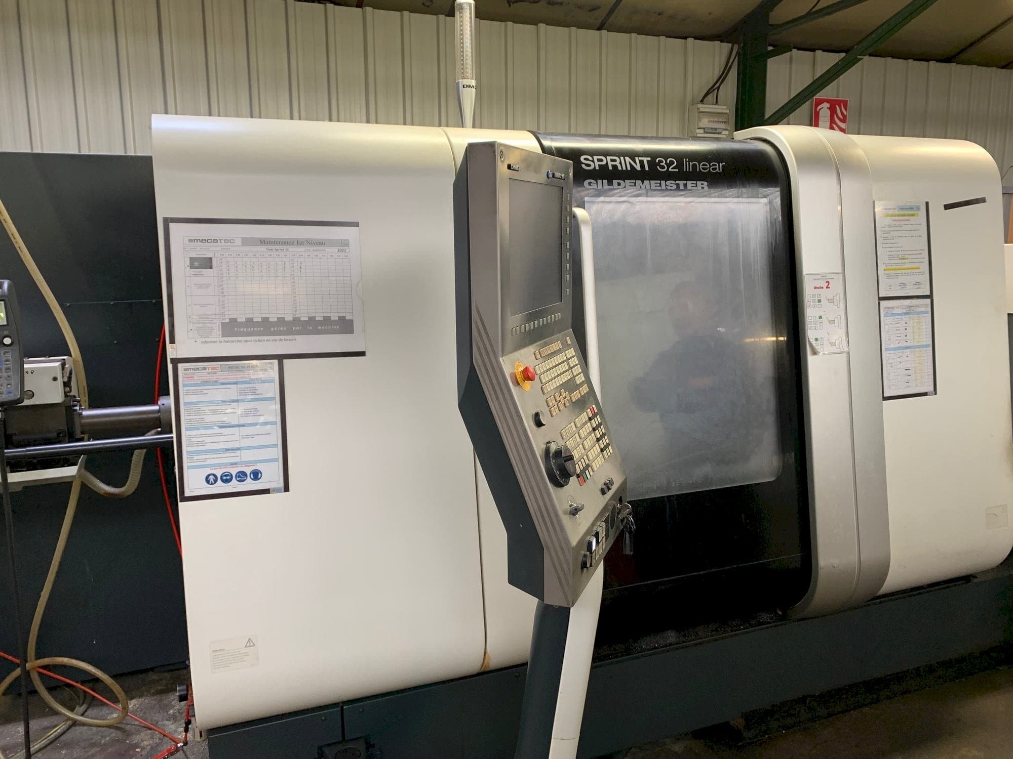 Vista Frontal  da DMG SPRINT 32 linear  máquina