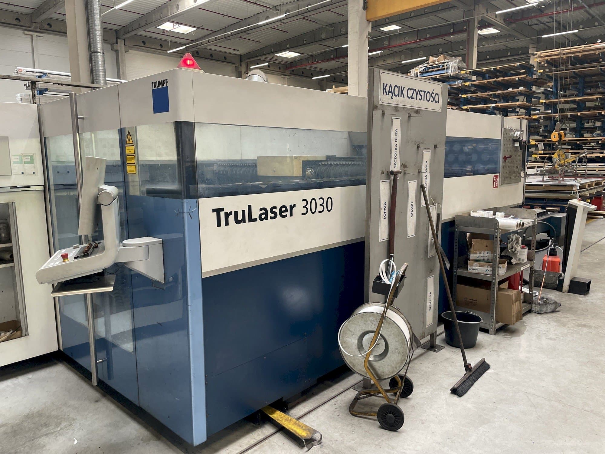 Vista Frontal  da Trumpf TruLaser 3030  máquina