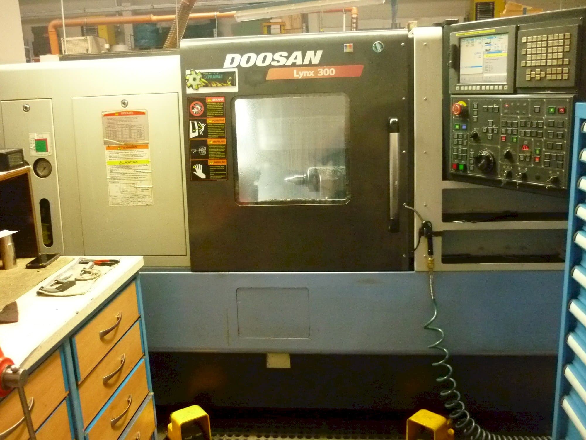 Vista Frontal  da Doosan LYNX 300  máquina