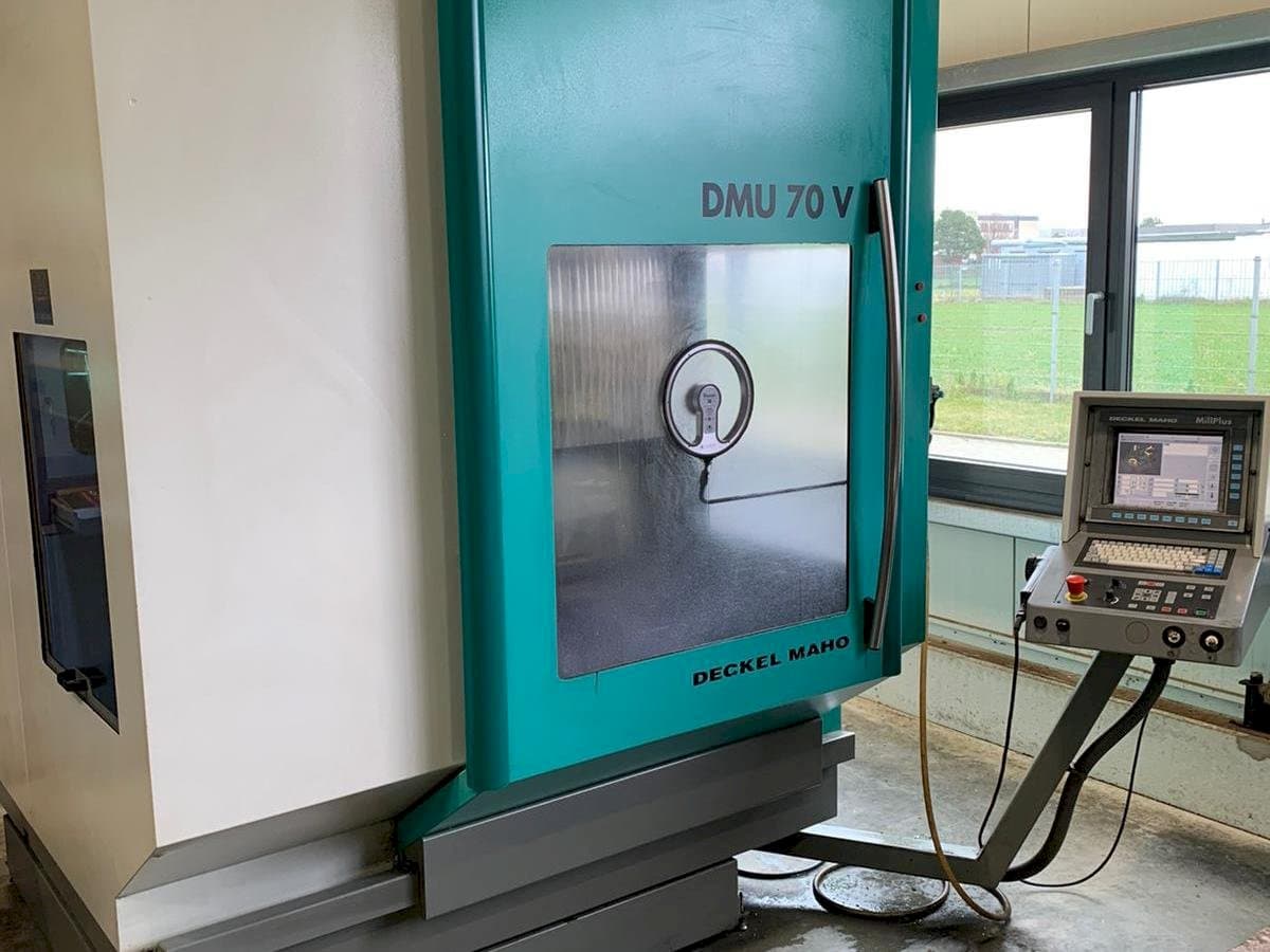 Vista Frontal  da DECKEL MAHO DMU 70V  máquina