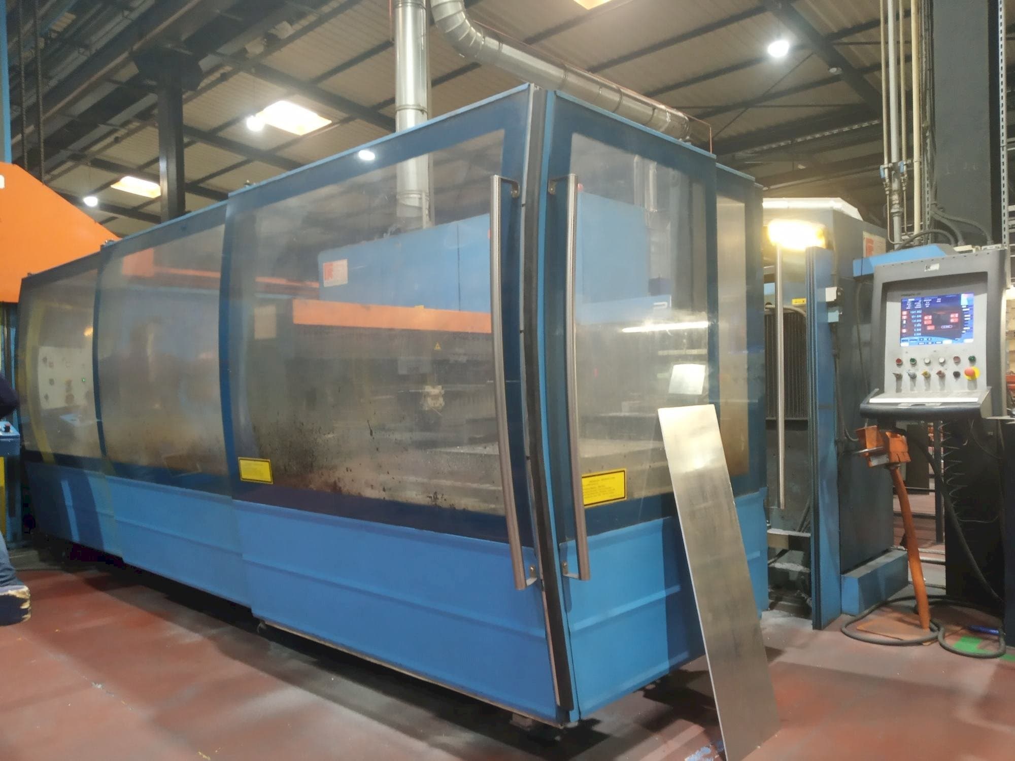 Vista Esquerda  da Prima Power Platino 1530  máquina