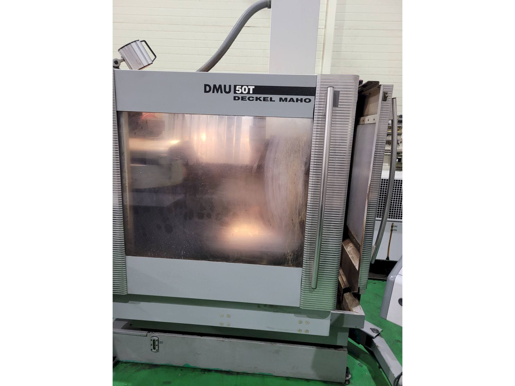 Vista Frontal da DECKEL MAHO DMU 50 T máquina