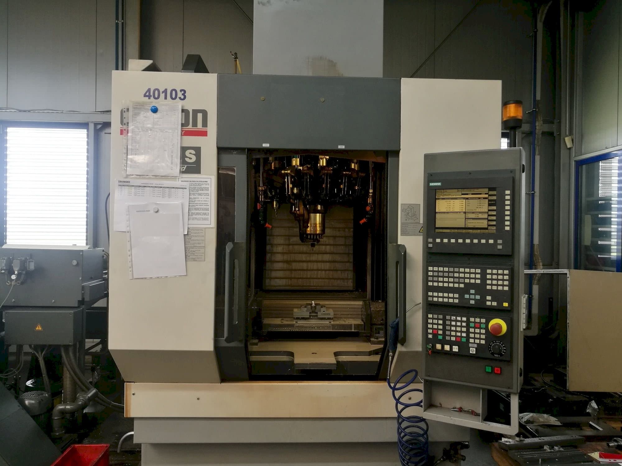 Vista Frontal da CHIRON FZ12S máquina