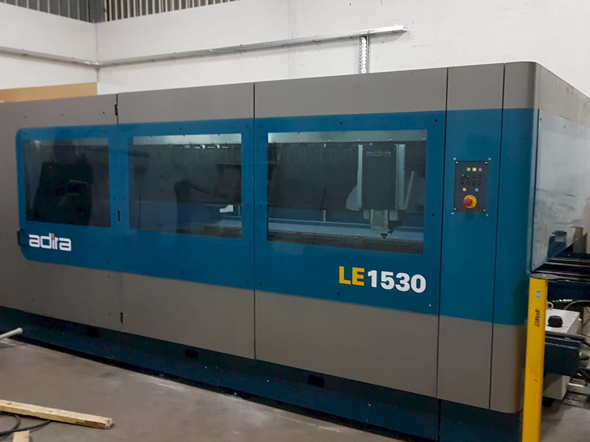 Vista Frontal  da ADIRA Le1530  máquina
