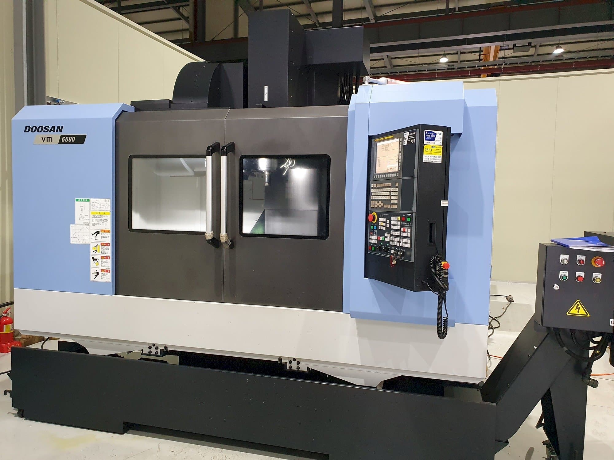 Vista Frontal  da Doosan VM6500  máquina