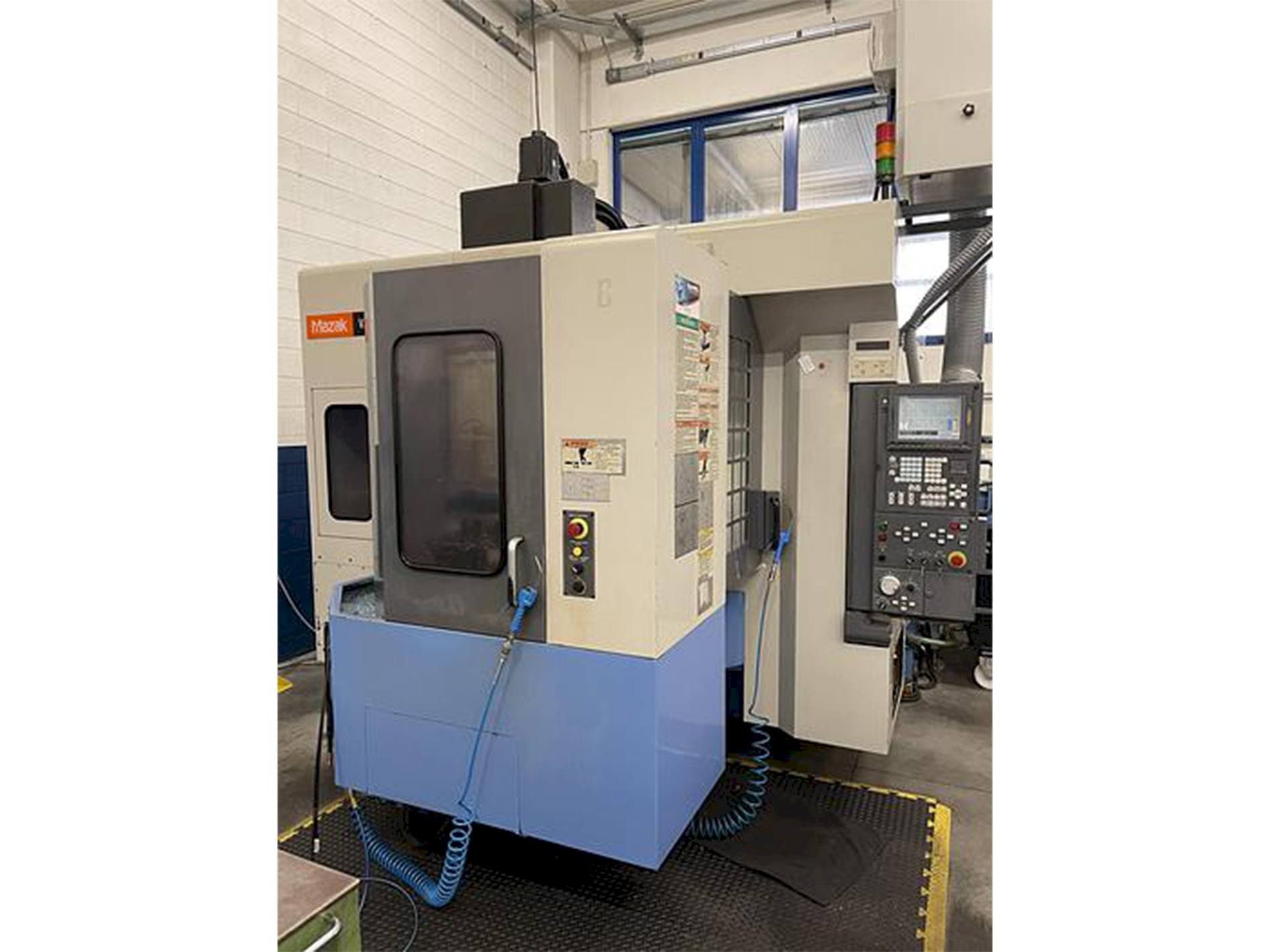 Vista Frontal  da Mazak Variaxis 500-5X  máquina