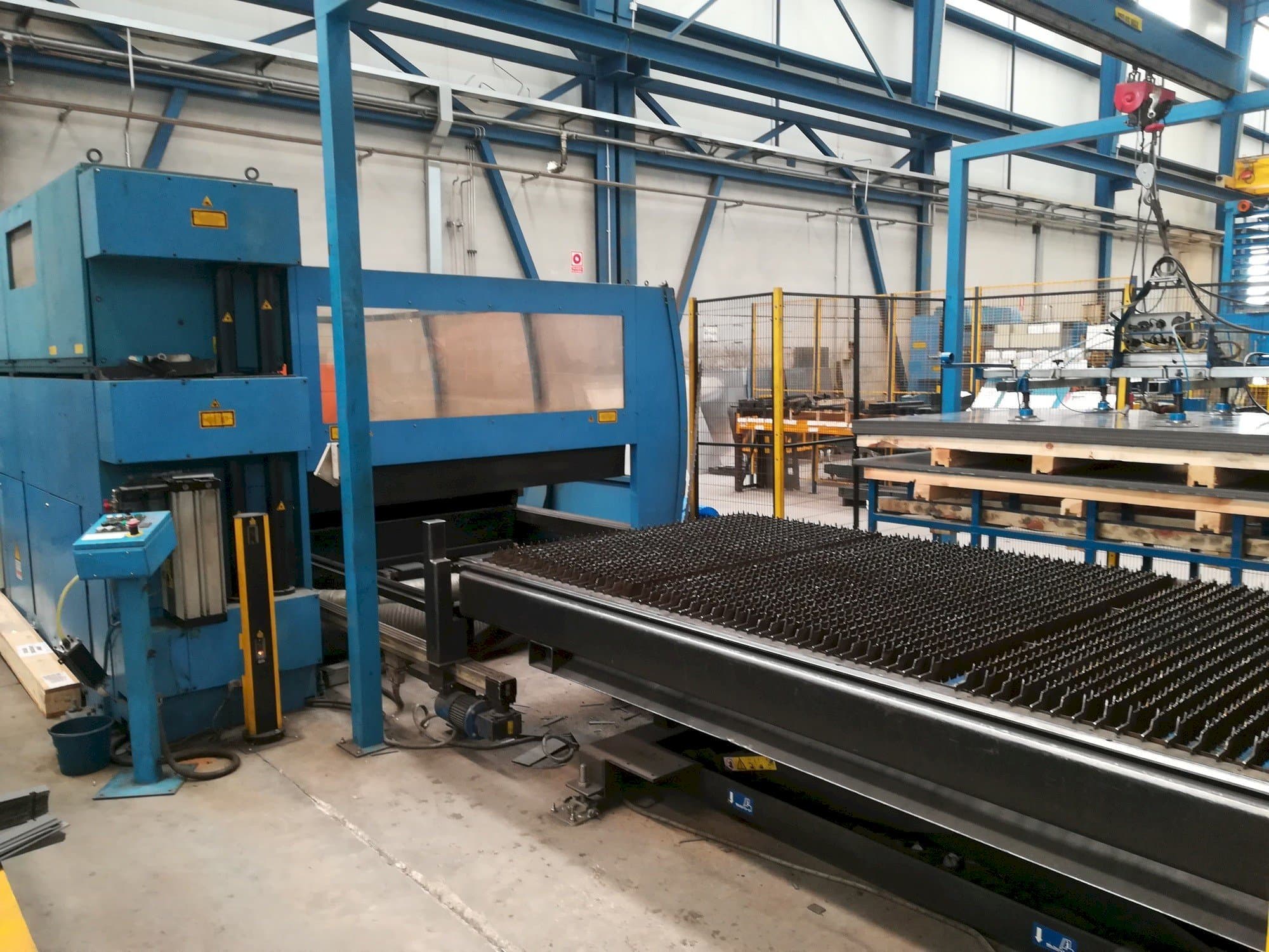 Vista Frontal  da Prima Industrie Platino 1530  máquina