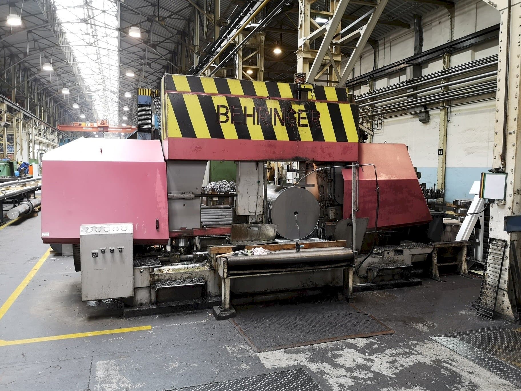 Vista Frontal  da Behringer HBP1080/1700 A/CNC  máquina