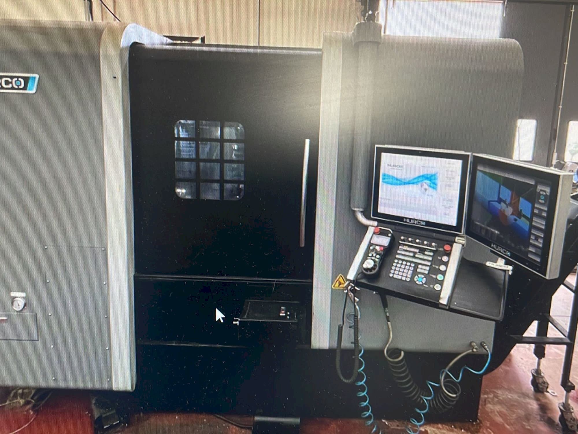 Vista Frontal  da Hurco TMX8MYSi  máquina