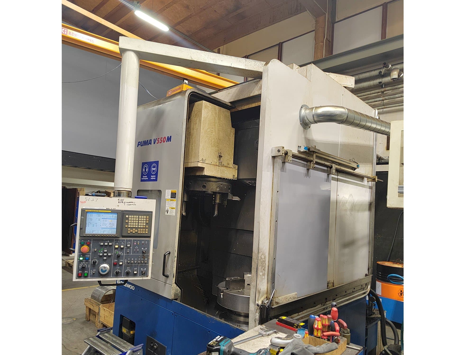 Vista Frontal  da Doosan Puma V550M  máquina