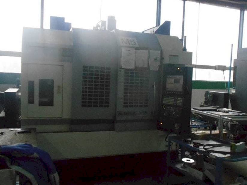 Vista Frontal  da Okuma GENOS M560R-V  máquina