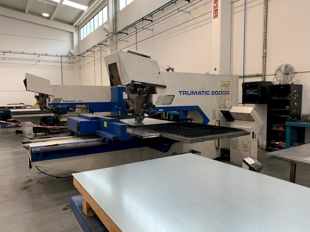 Vista Frontal  da Trumpf Trumatic 2000 R  máquina