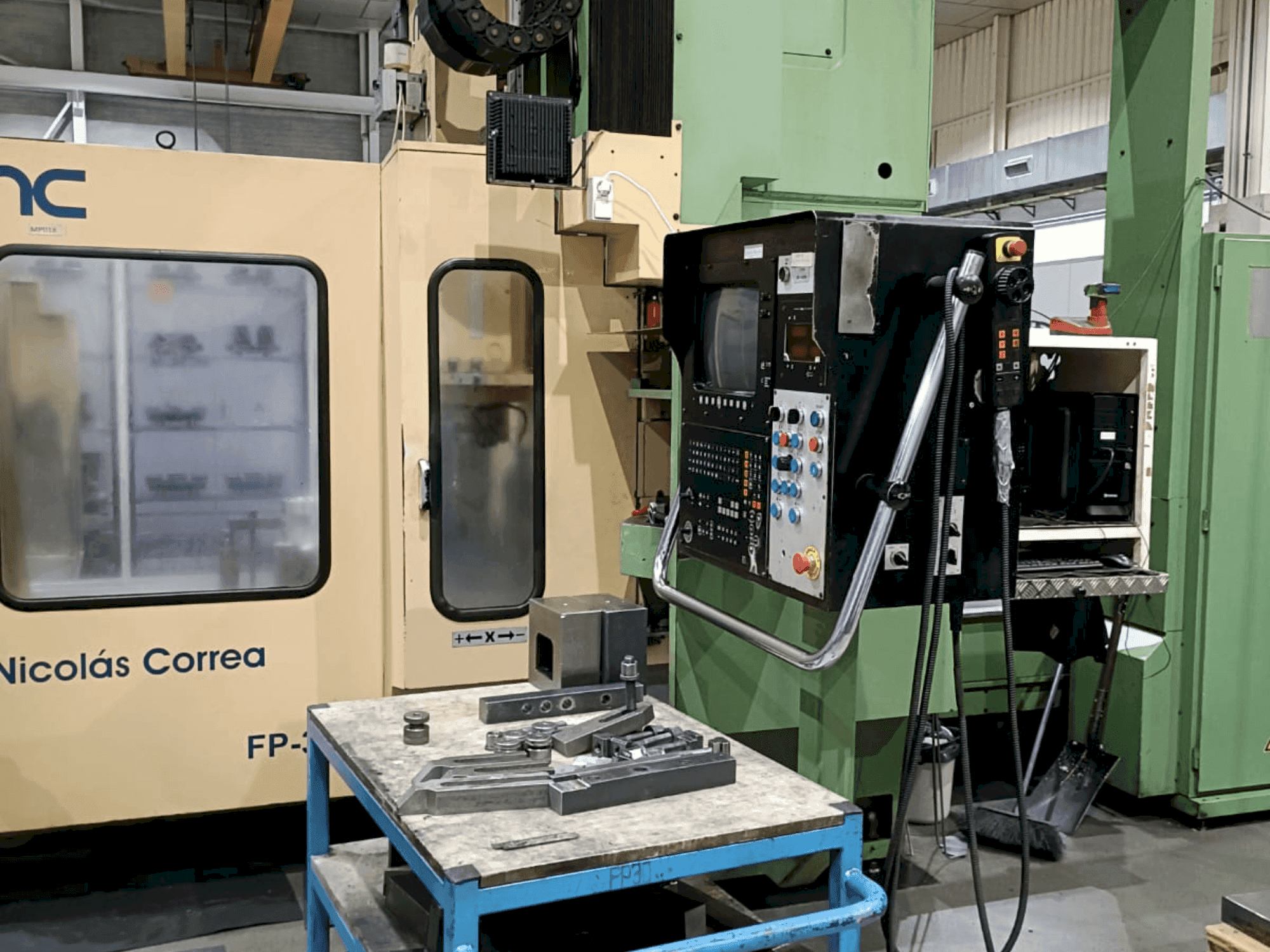 Vista Frontal  da Correa FP30  máquina