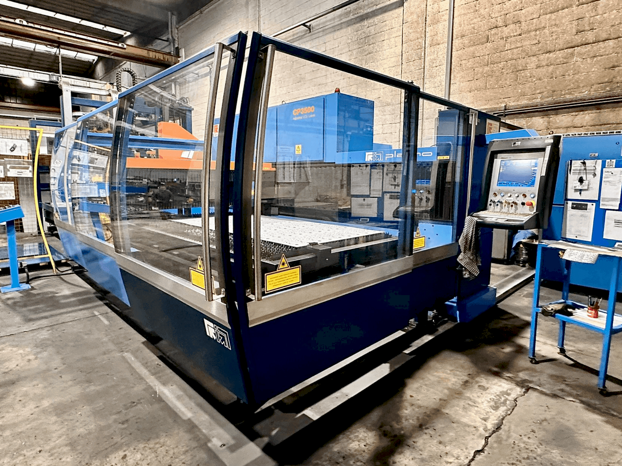 Vista Frontal  da Prima Industrie Platino 1530  máquina