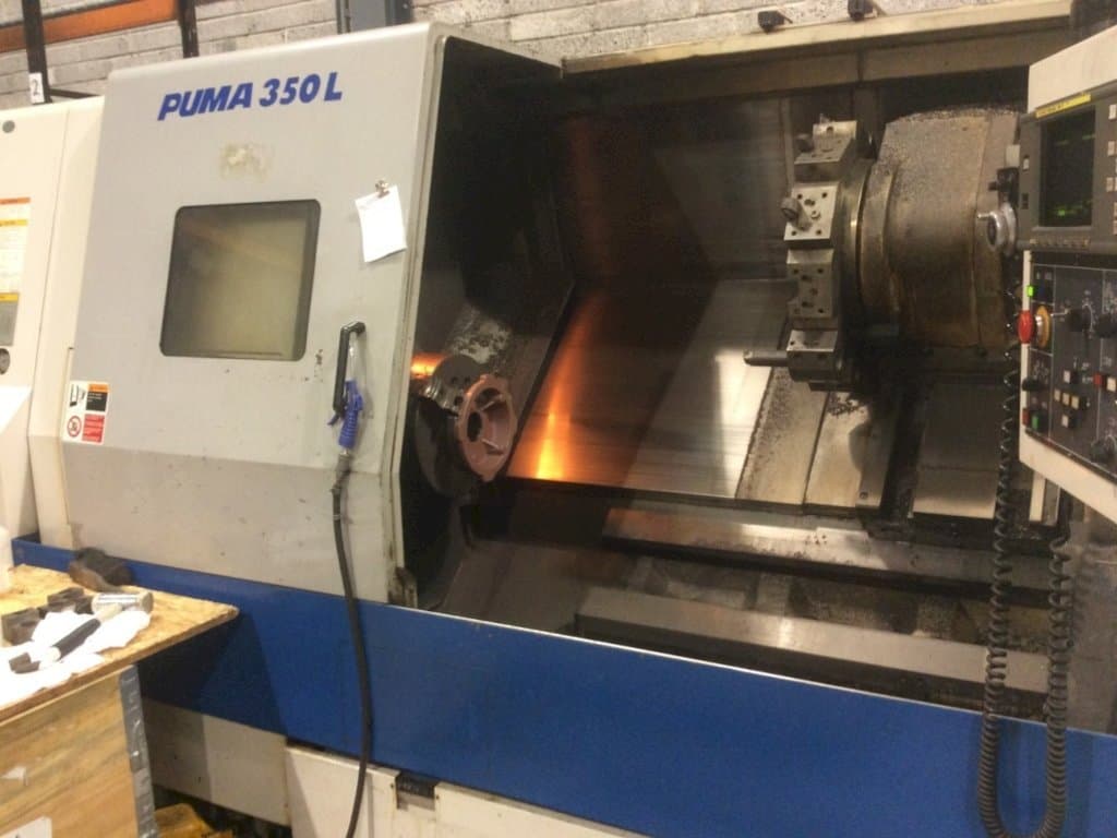 Vista Frontal  da DAEWOO Puma 350LB  máquina