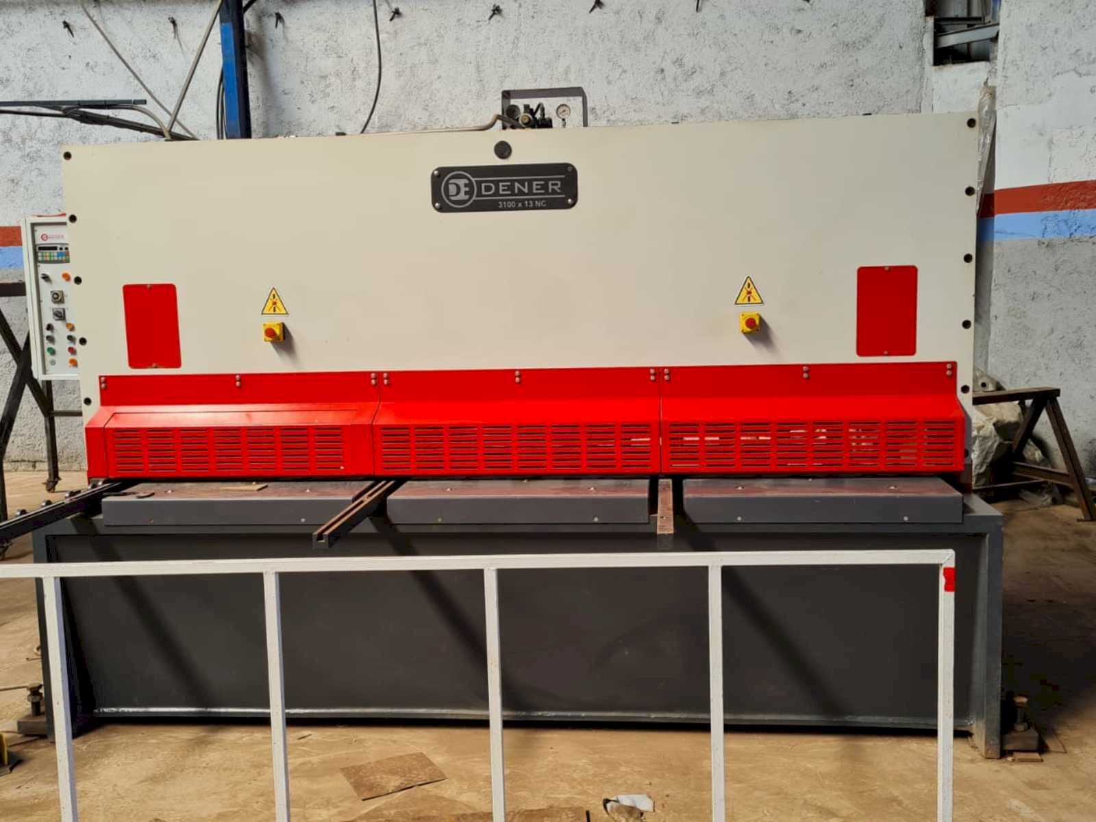 Vista Frontal  da DENER BS 3013  máquina