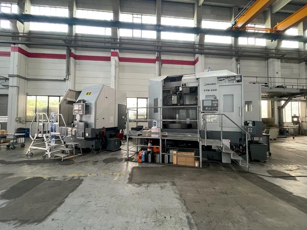 Vista Frontal  da Okuma VTM-200 1ST  máquina