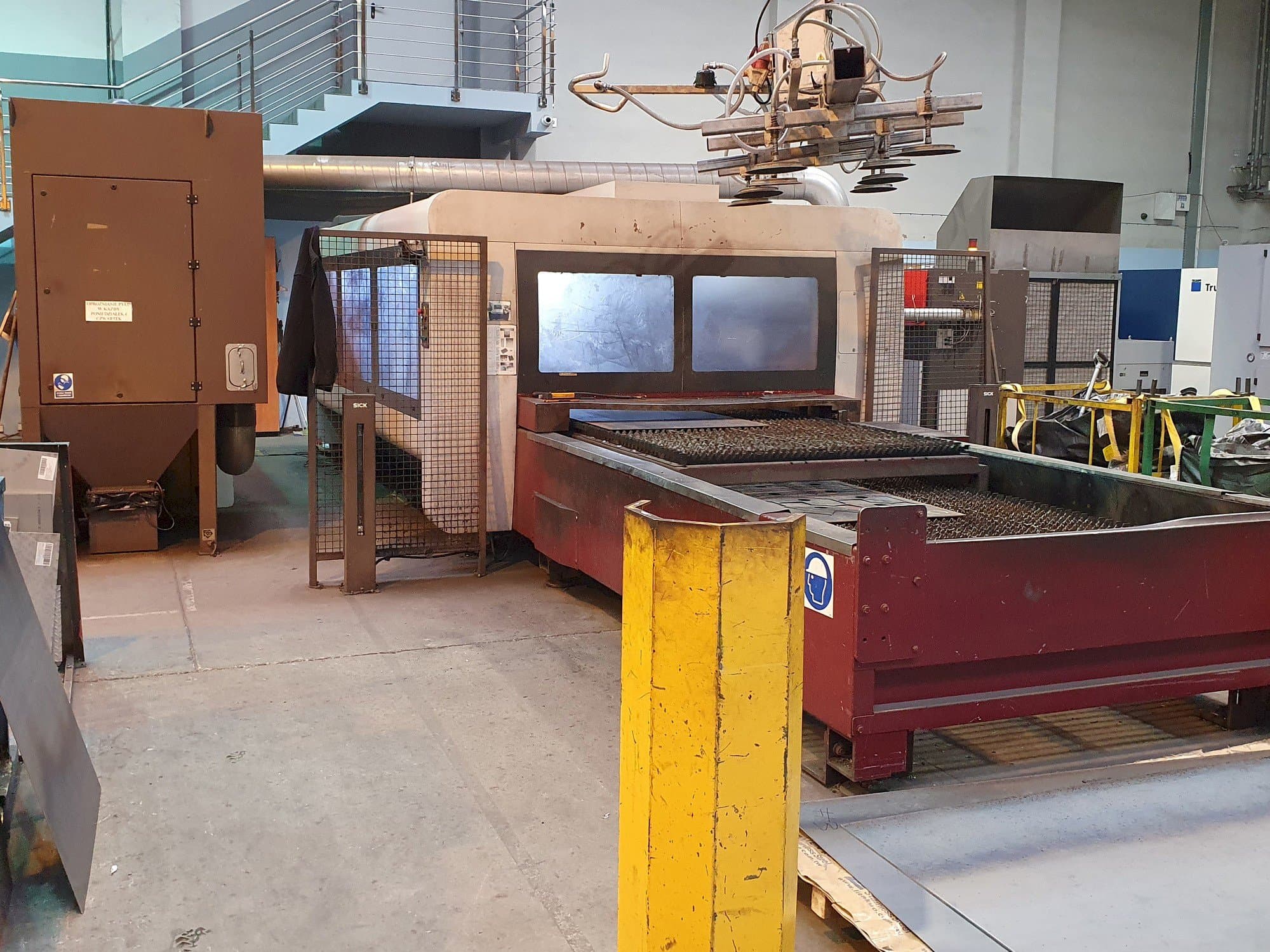 Vista Lateral Esquerda  da Bystronic BySprint Pro 3015  máquina