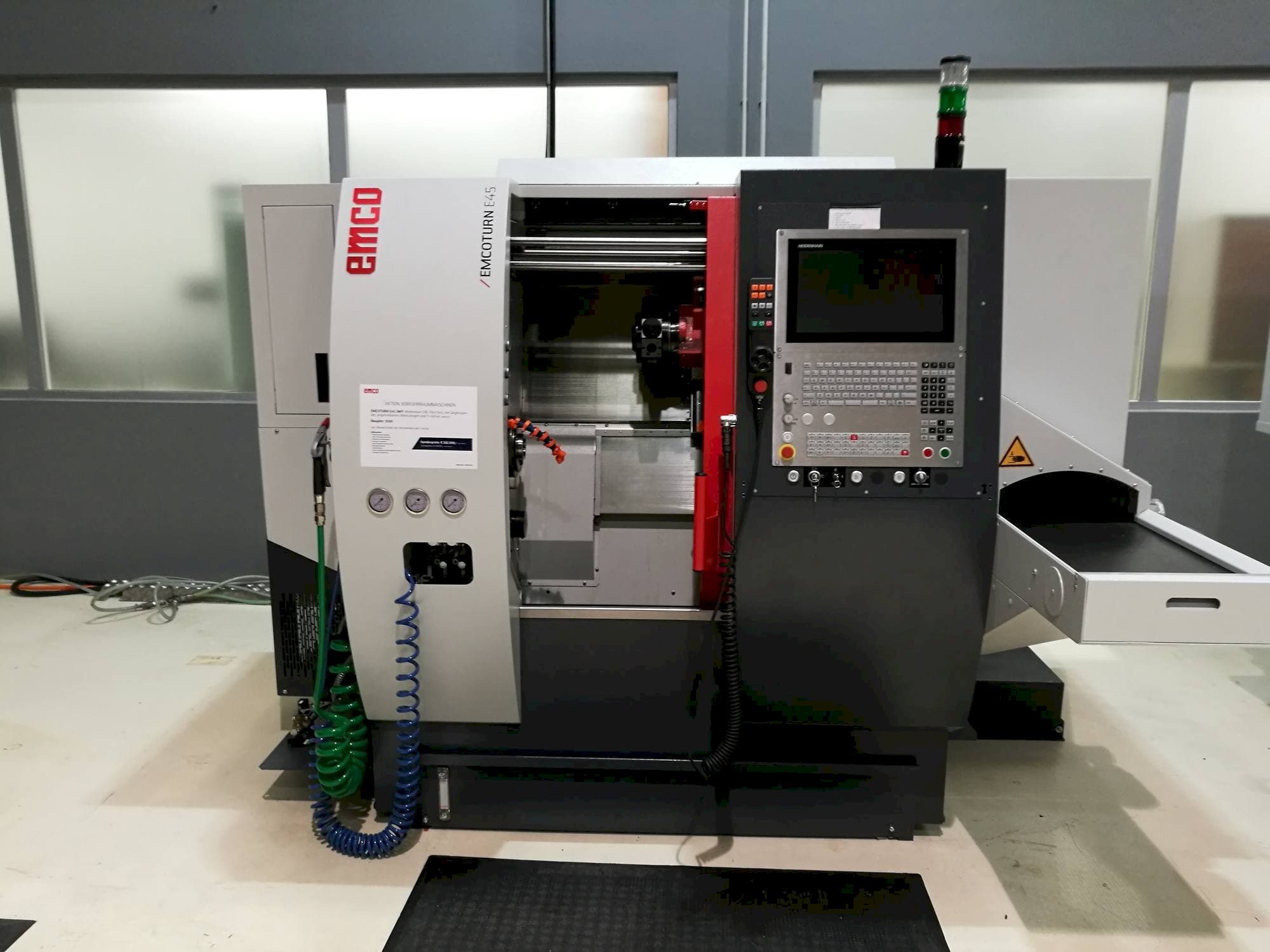 Vista Frontal  da EMCO E45 SMY  máquina