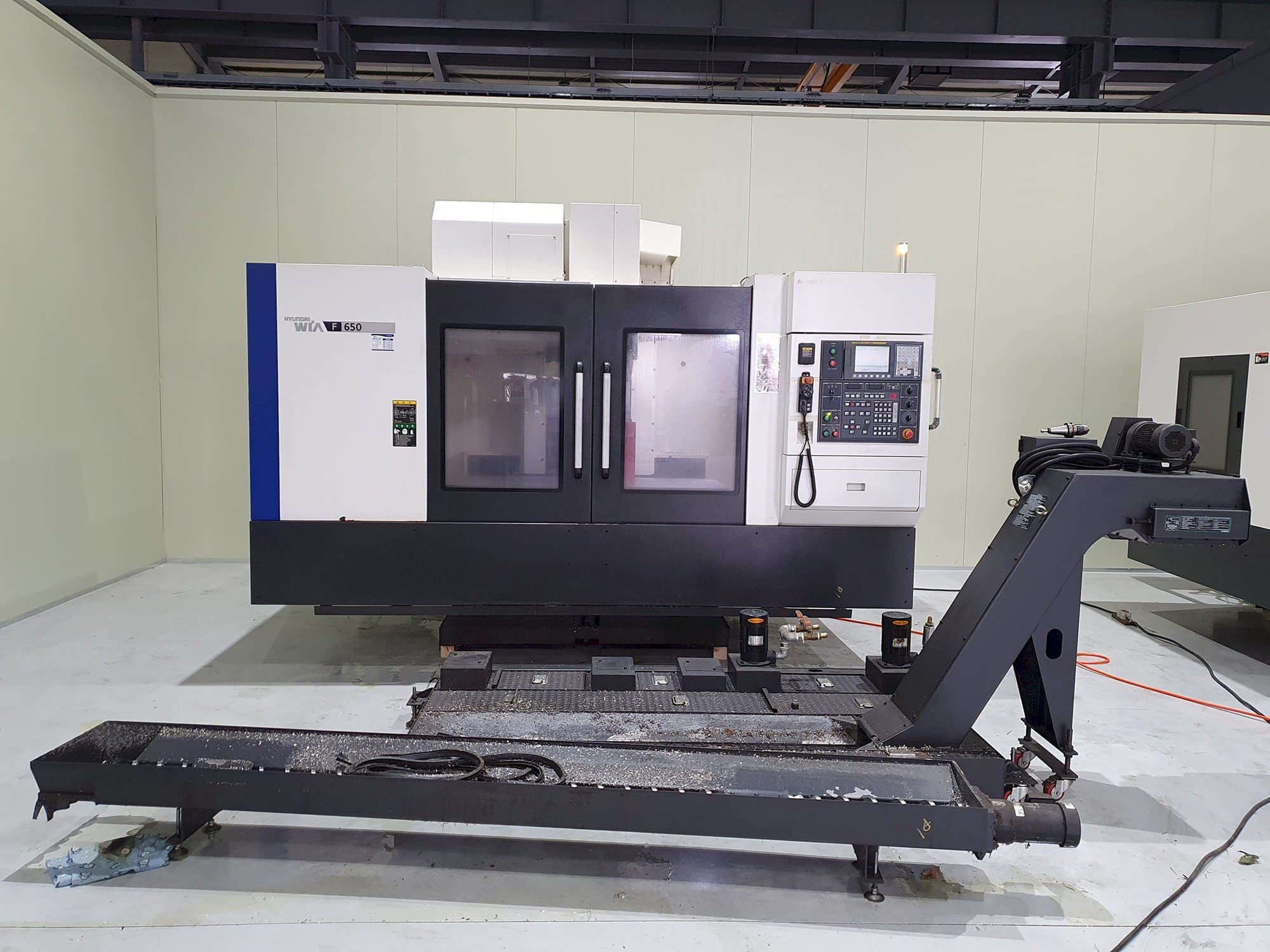 Vista Frontal  da Hyundai Wia F650  máquina