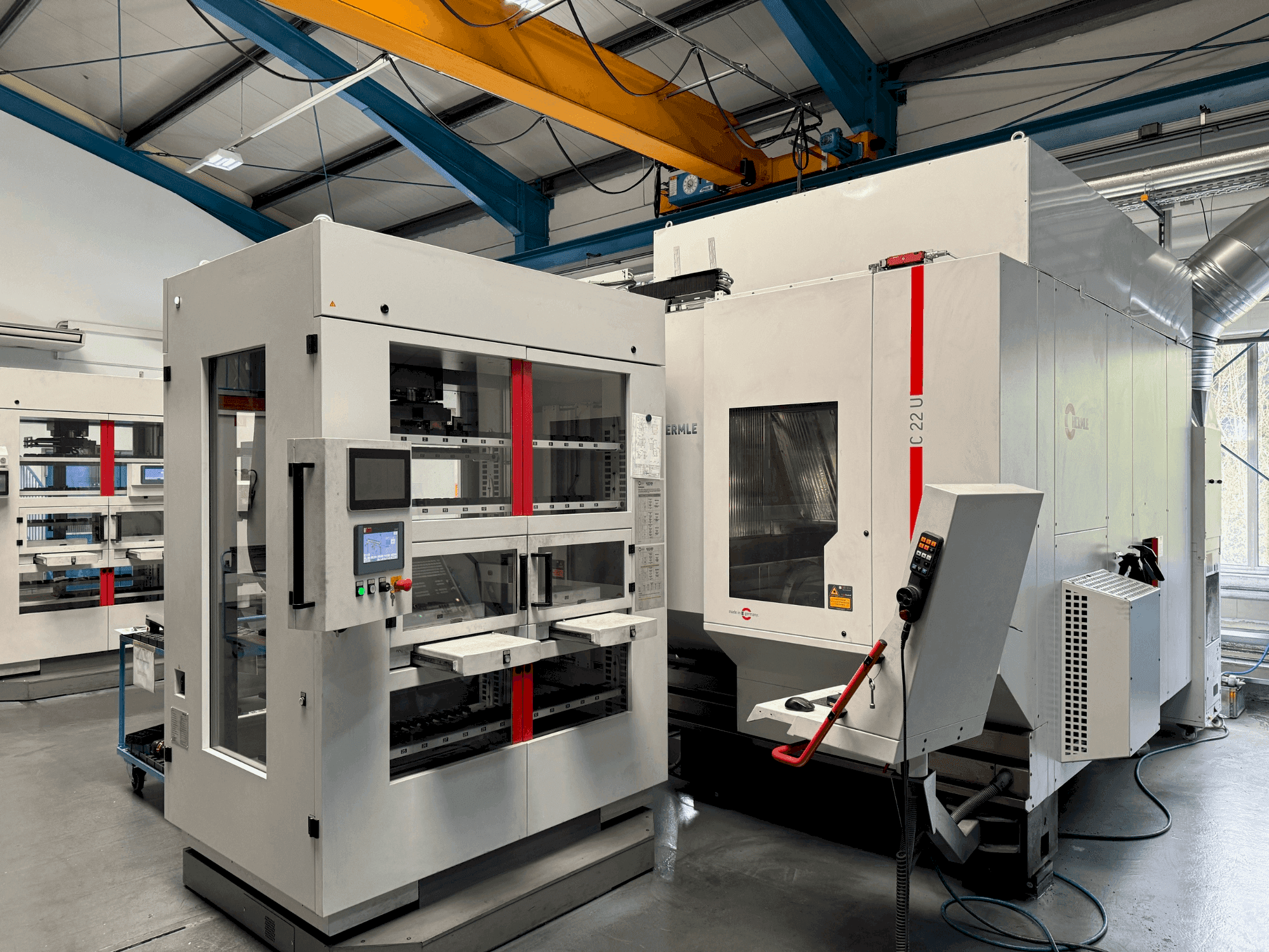 Vista Frontal  da HERMLE C22 with handling system IH30  (2017)  máquina