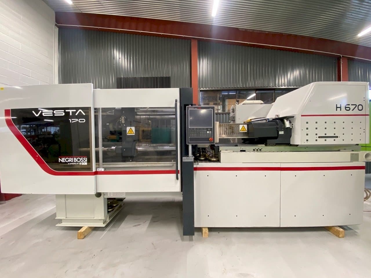 Vista Frontal  da Negri Bossi VE170, M151  máquina