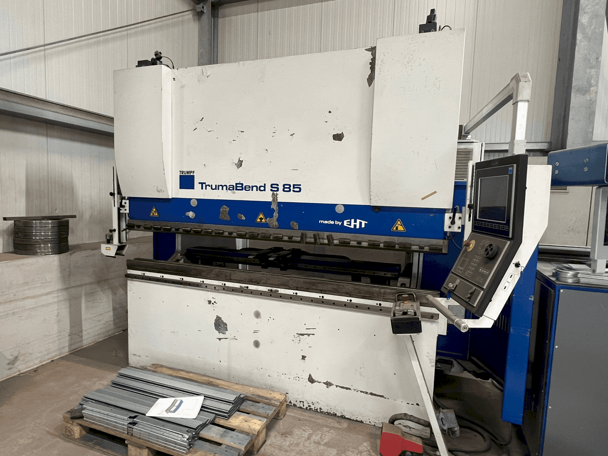 Vista Frontal  da TRUMPF TrumaBend S 85 - 25  máquina