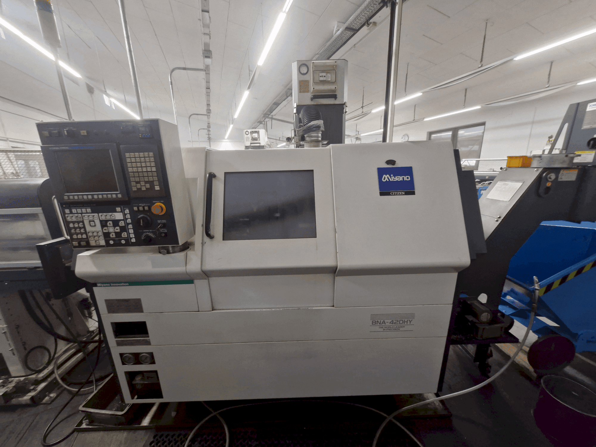 Vista Frontal  da Miyano BNA-42DHY  máquina