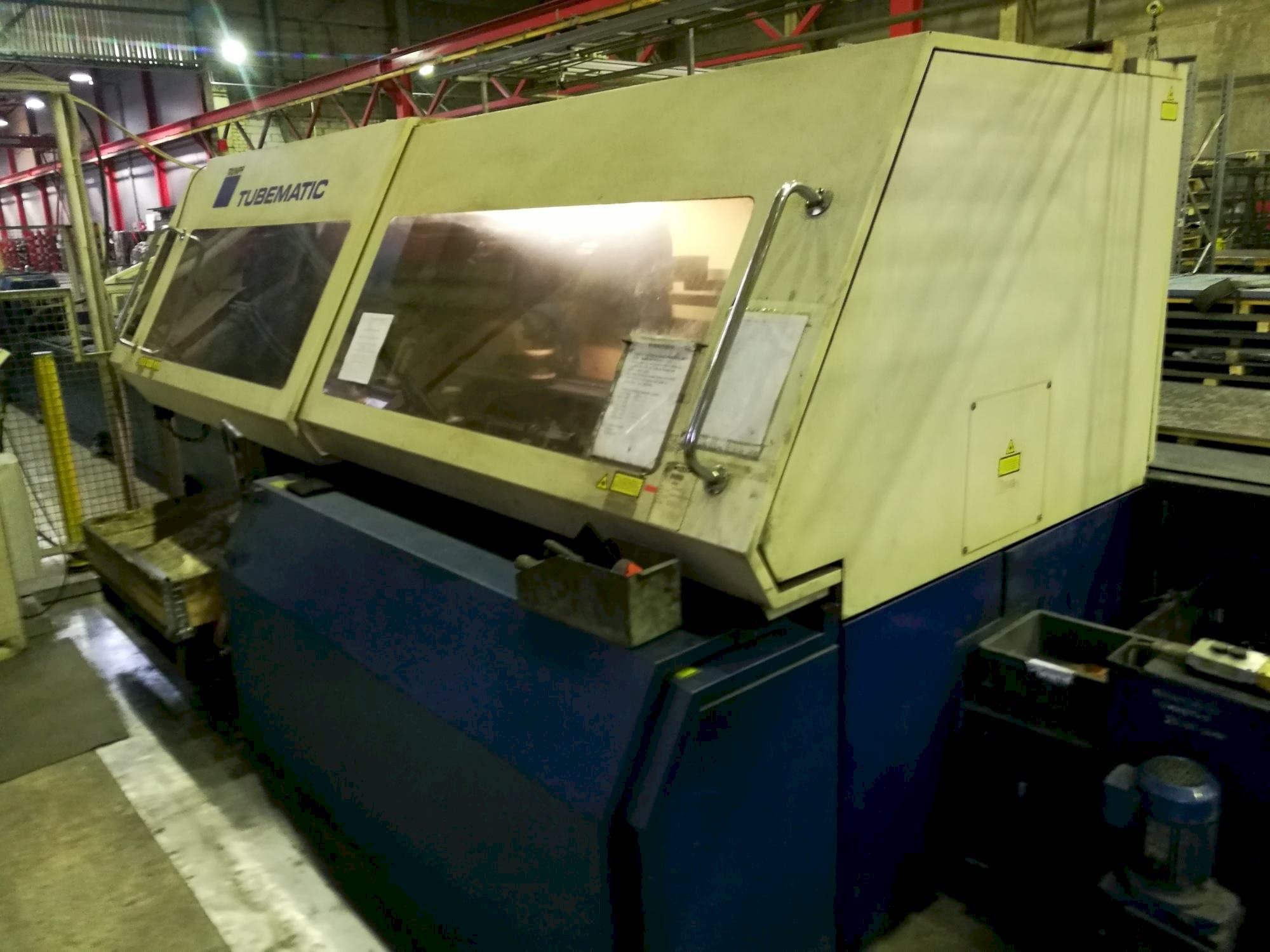 Vista Lateral Direita  da Trumpf Tubematic  máquina