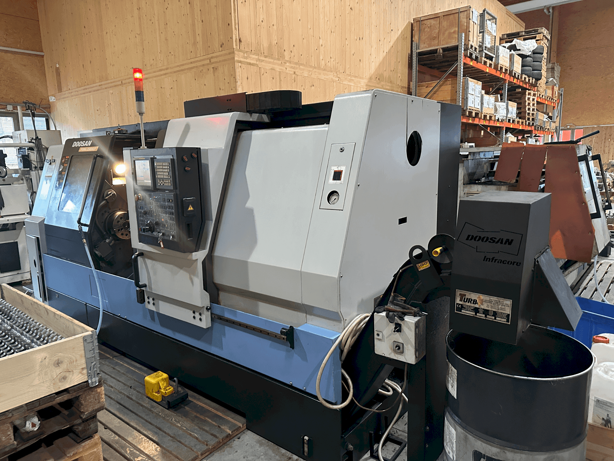 Vista Frontal  da DOOSAN Puma 2500XLY  máquina