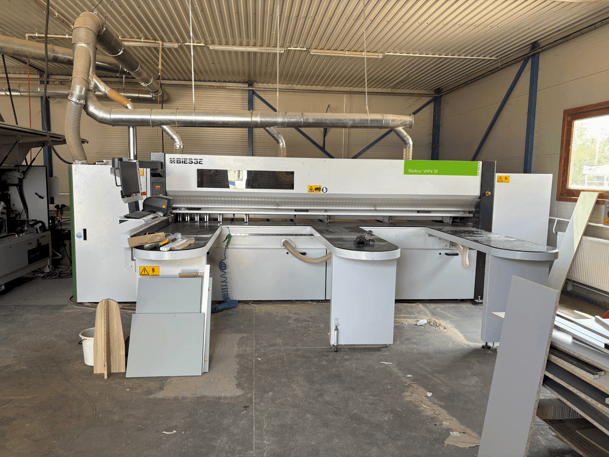 Vista Frontal  da BIESSE Selco WN 2  máquina
