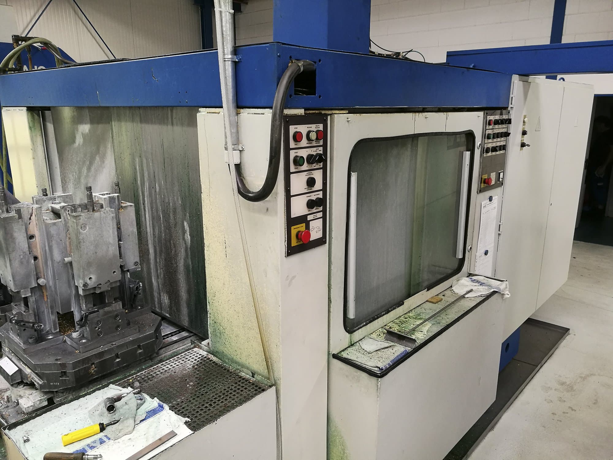 Vista Esquerda  da Hueller Hille NBH 70  máquina