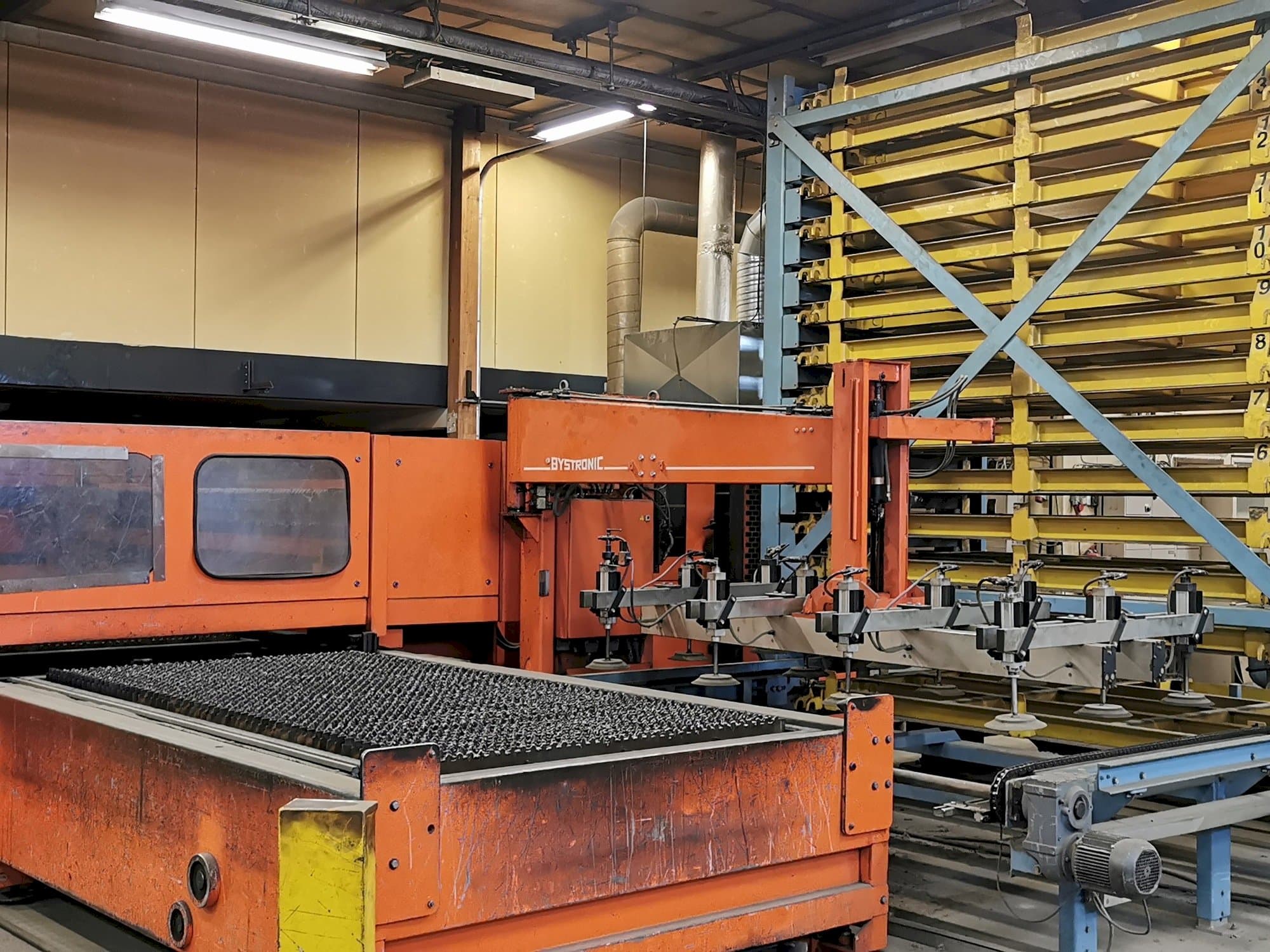 Vista Frontal  da Bystronic BTL 3500  máquina