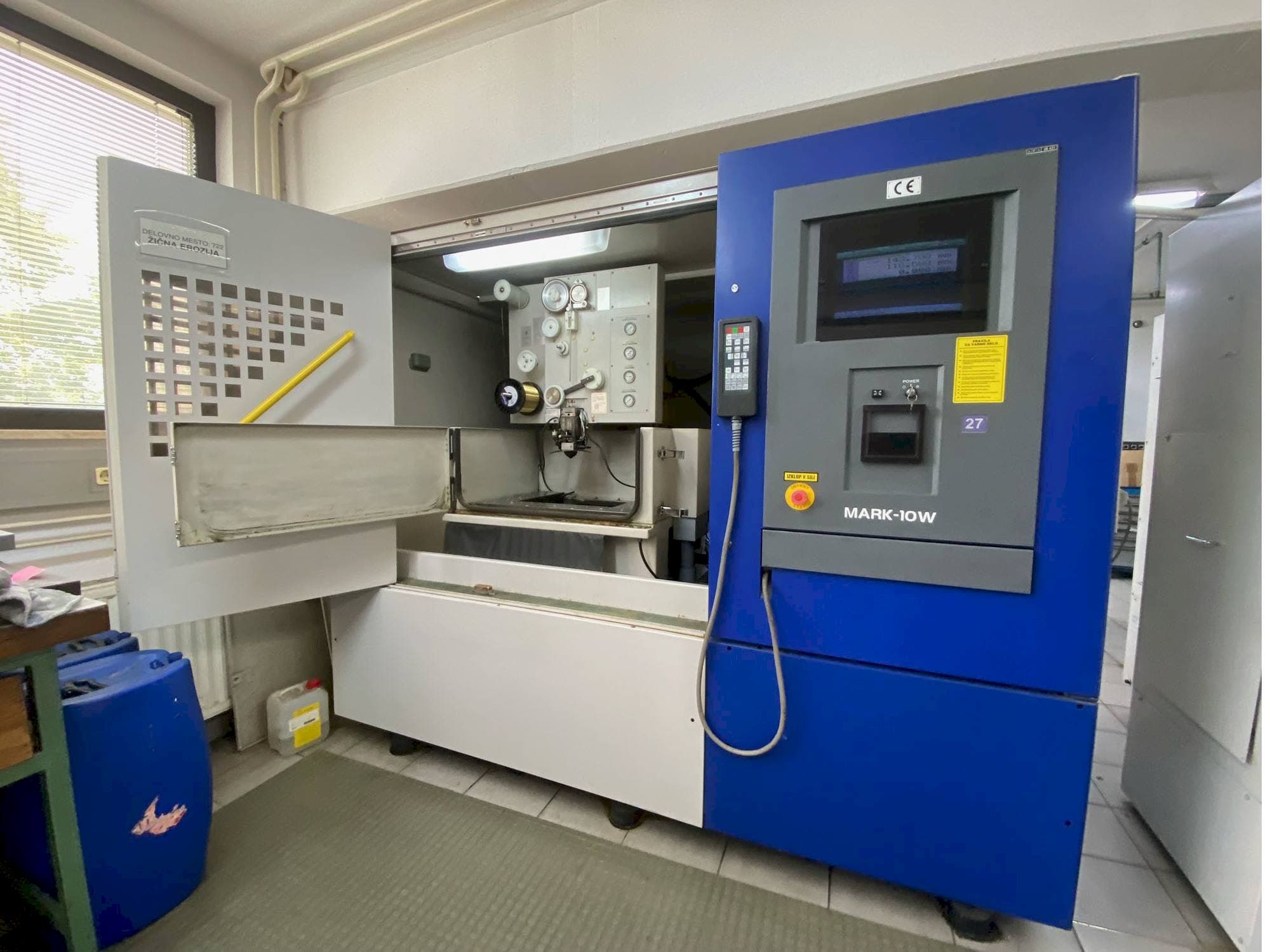 Vista Frontal  da Hitachi 254Y  máquina