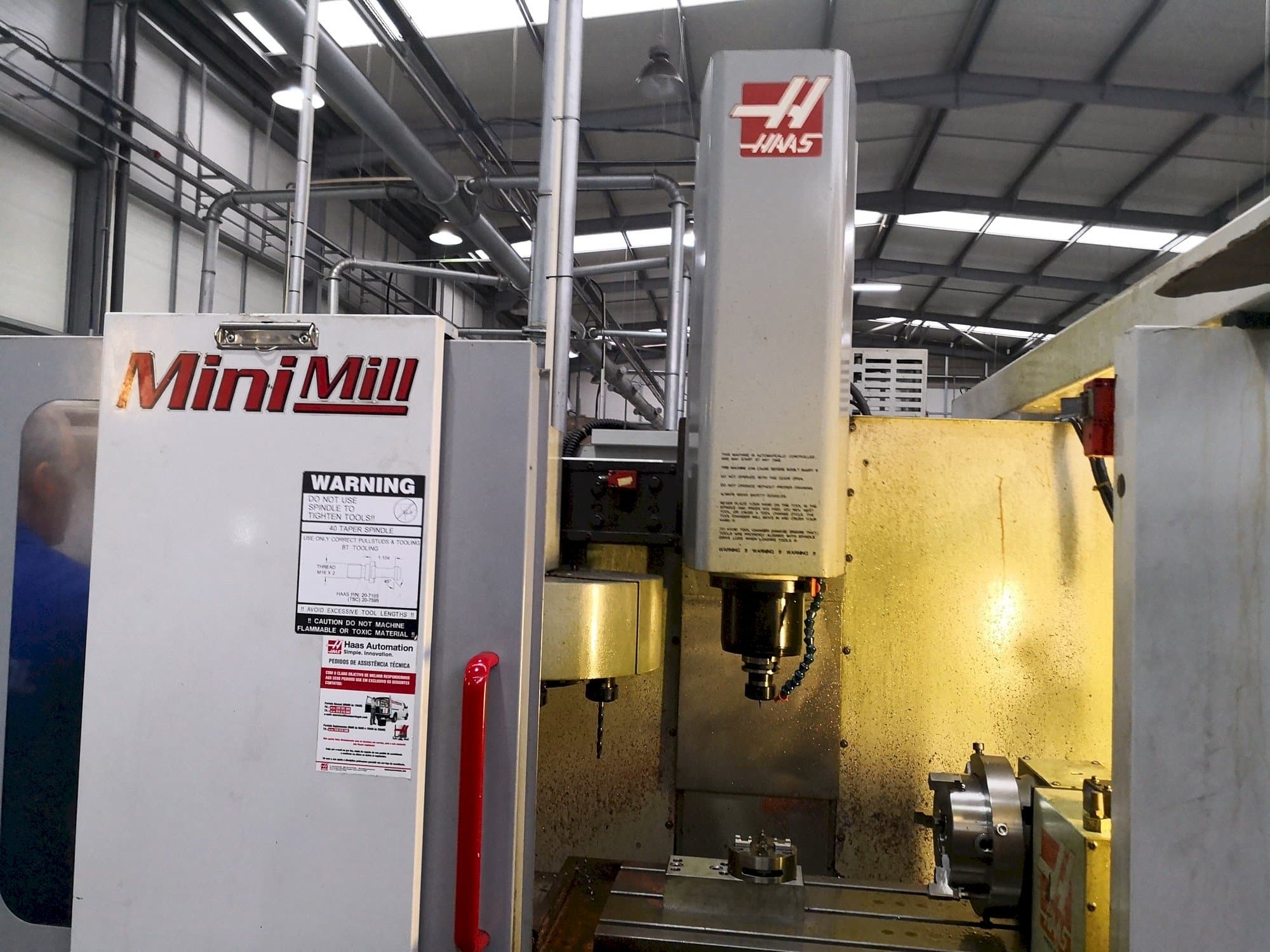 Vista Frontal  da HAAS Mini Mill CE  máquina