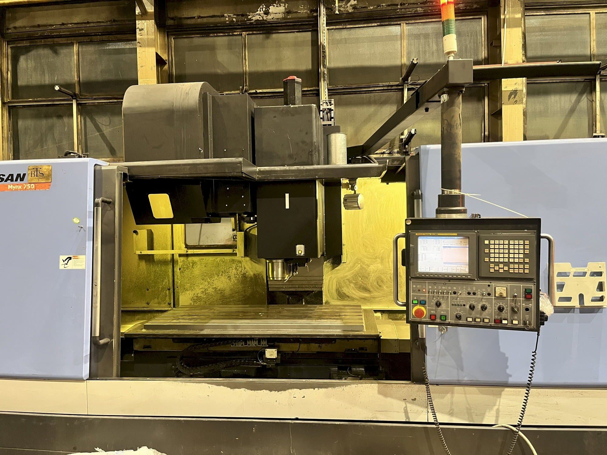 Vista Frontal  da Doosan MYNX 750  máquina