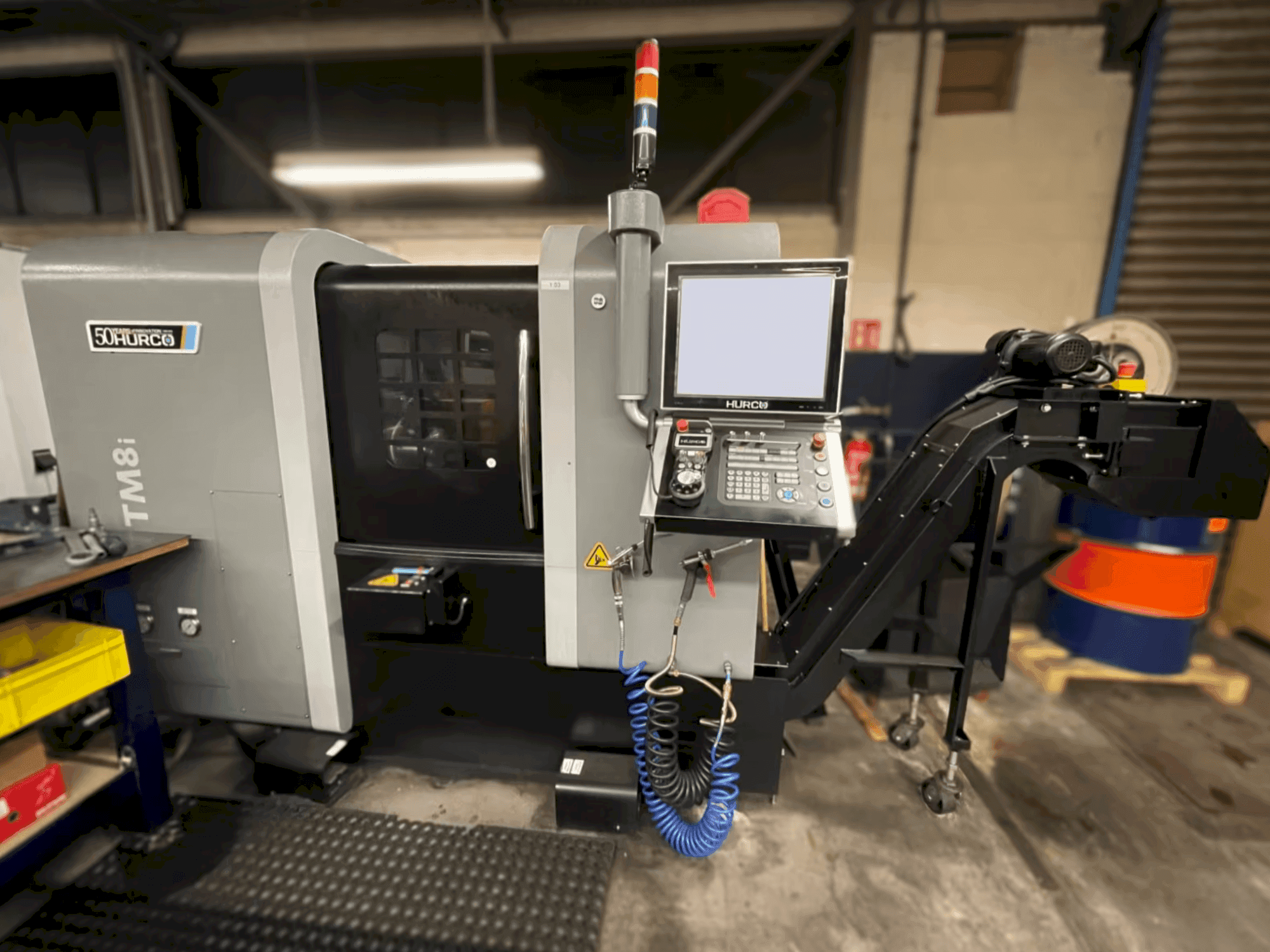 Vista Frontal  da Hurco TM8i  máquina