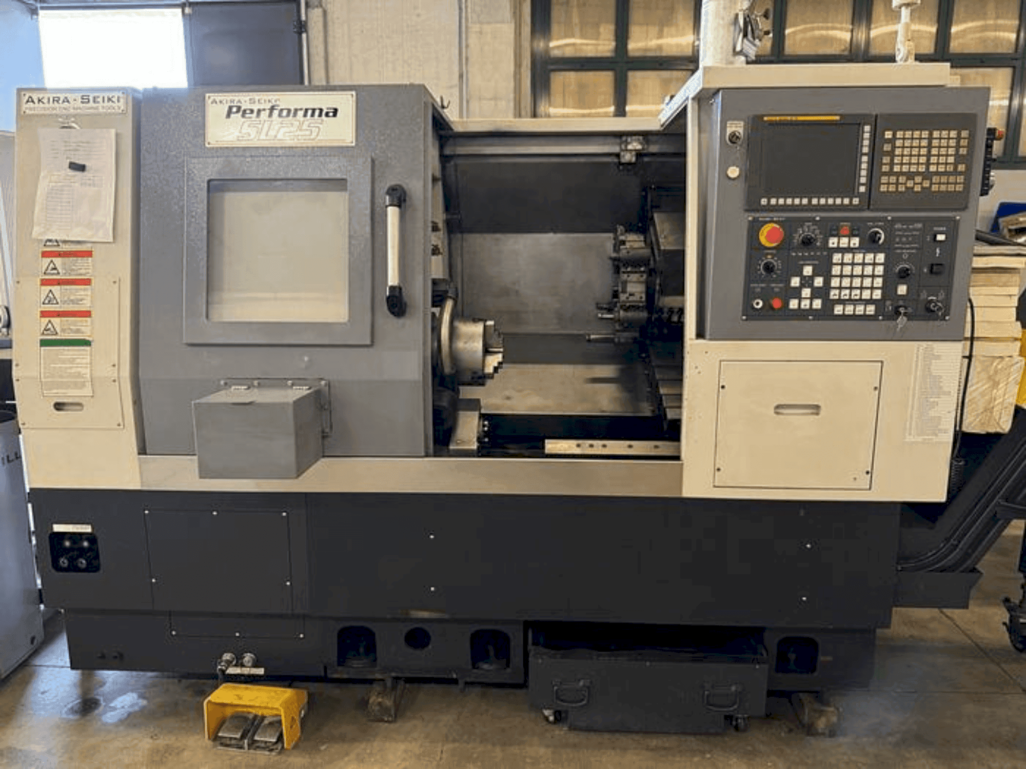 Vista Frontal  da Akira Seiki Performa SL25  máquina