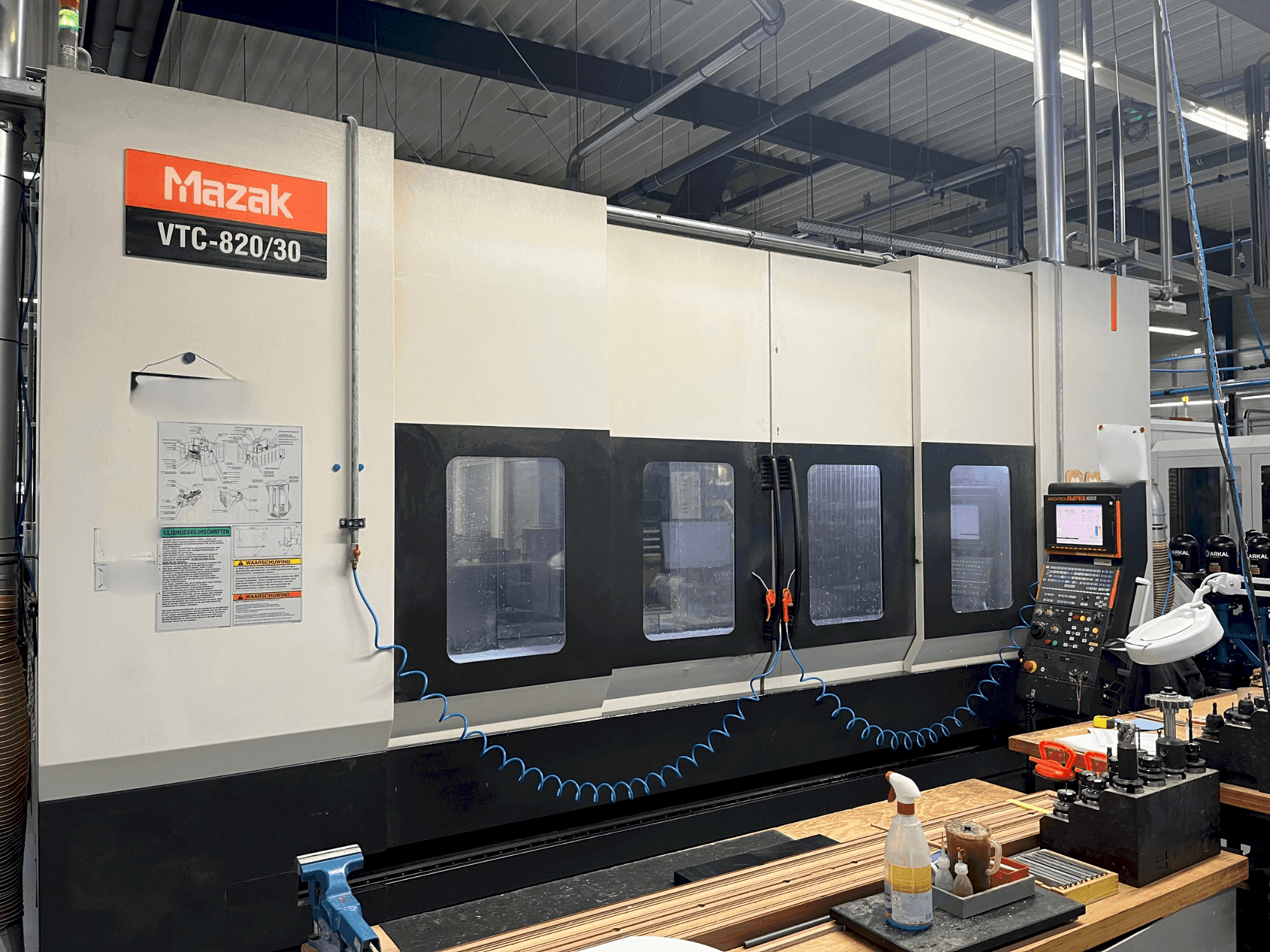 Vista Frontal  da Mazak VTC-820/30  máquina