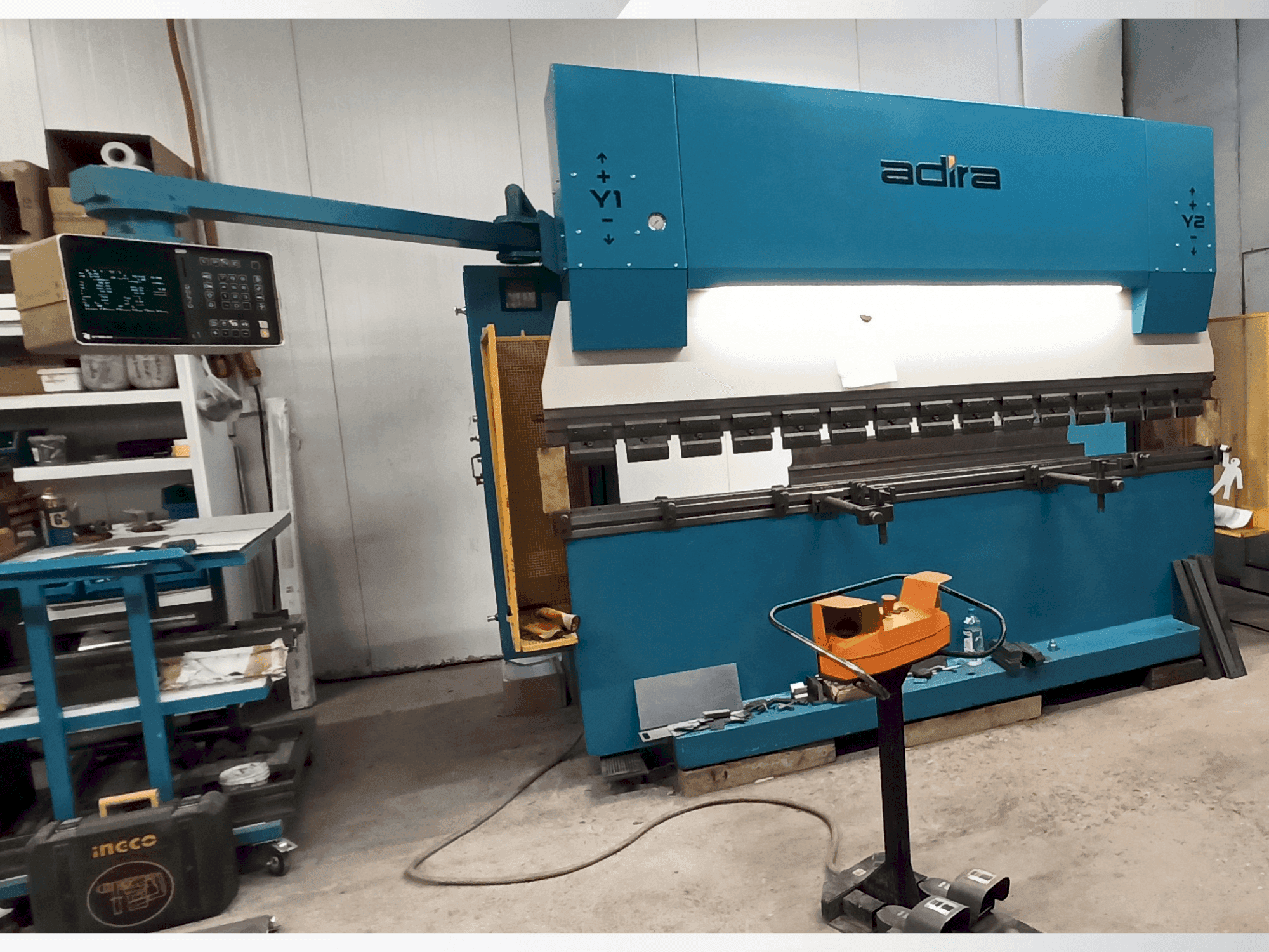 Vista Frontal  da ADIRA QIH-11030 DNC CR  máquina