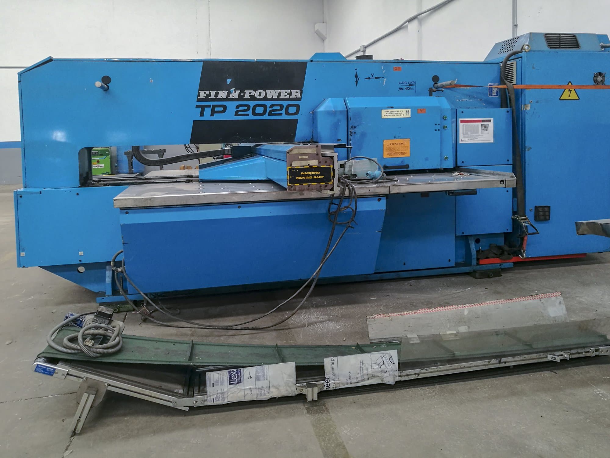 Vista Frontal  da Finn-Power TP 2020  máquina