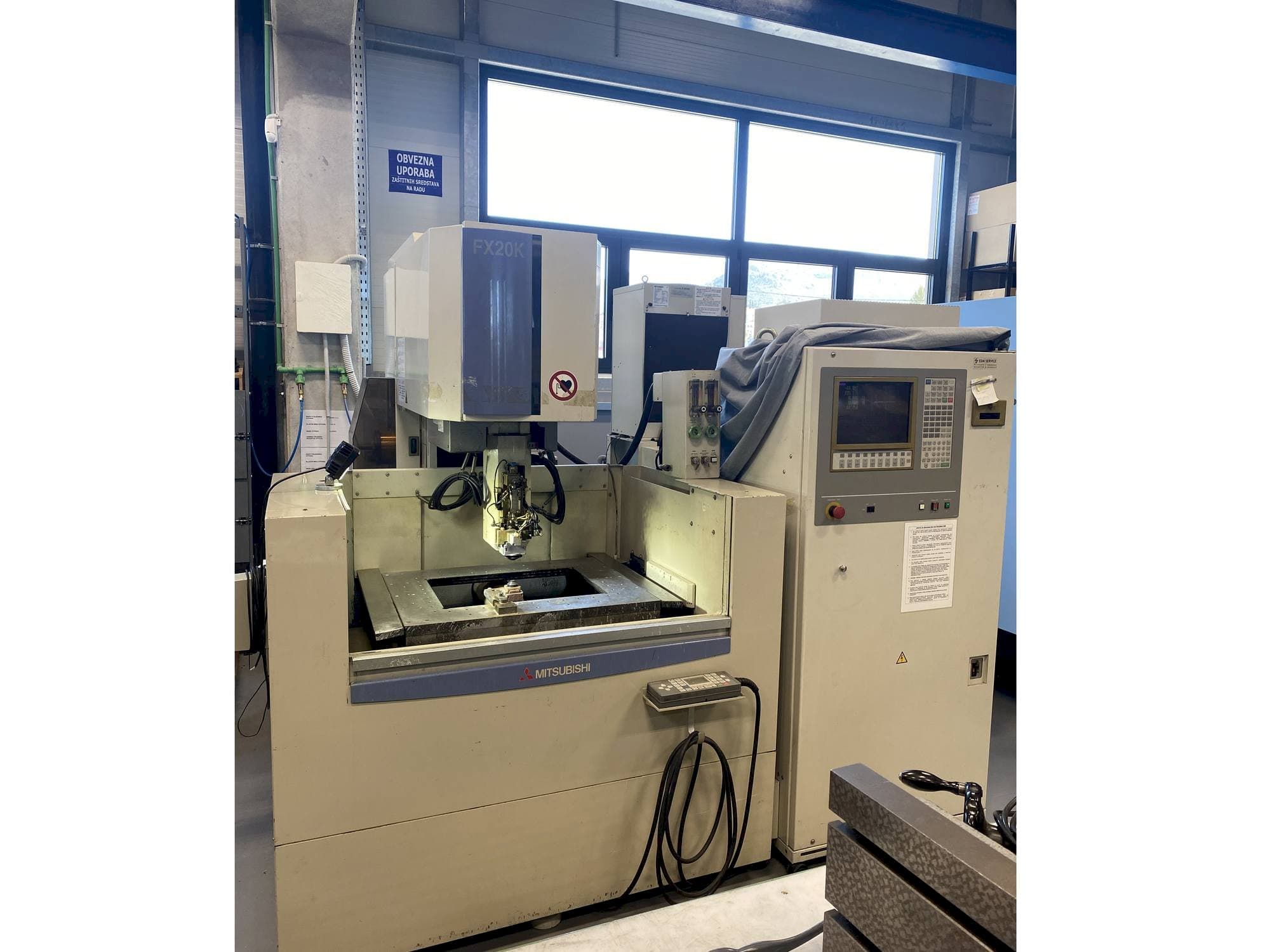 Vista Frontal da Mitsubishi FX20K máquina