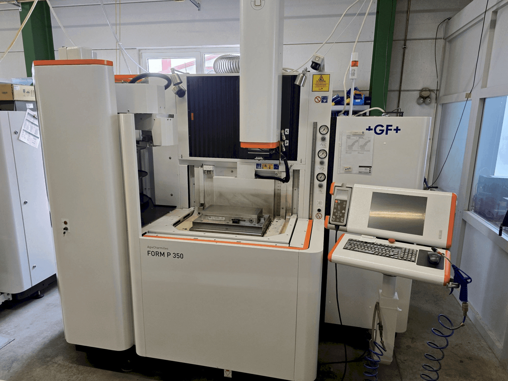 Vista Frontal  da AgieCharmilles FORM P 350  máquina