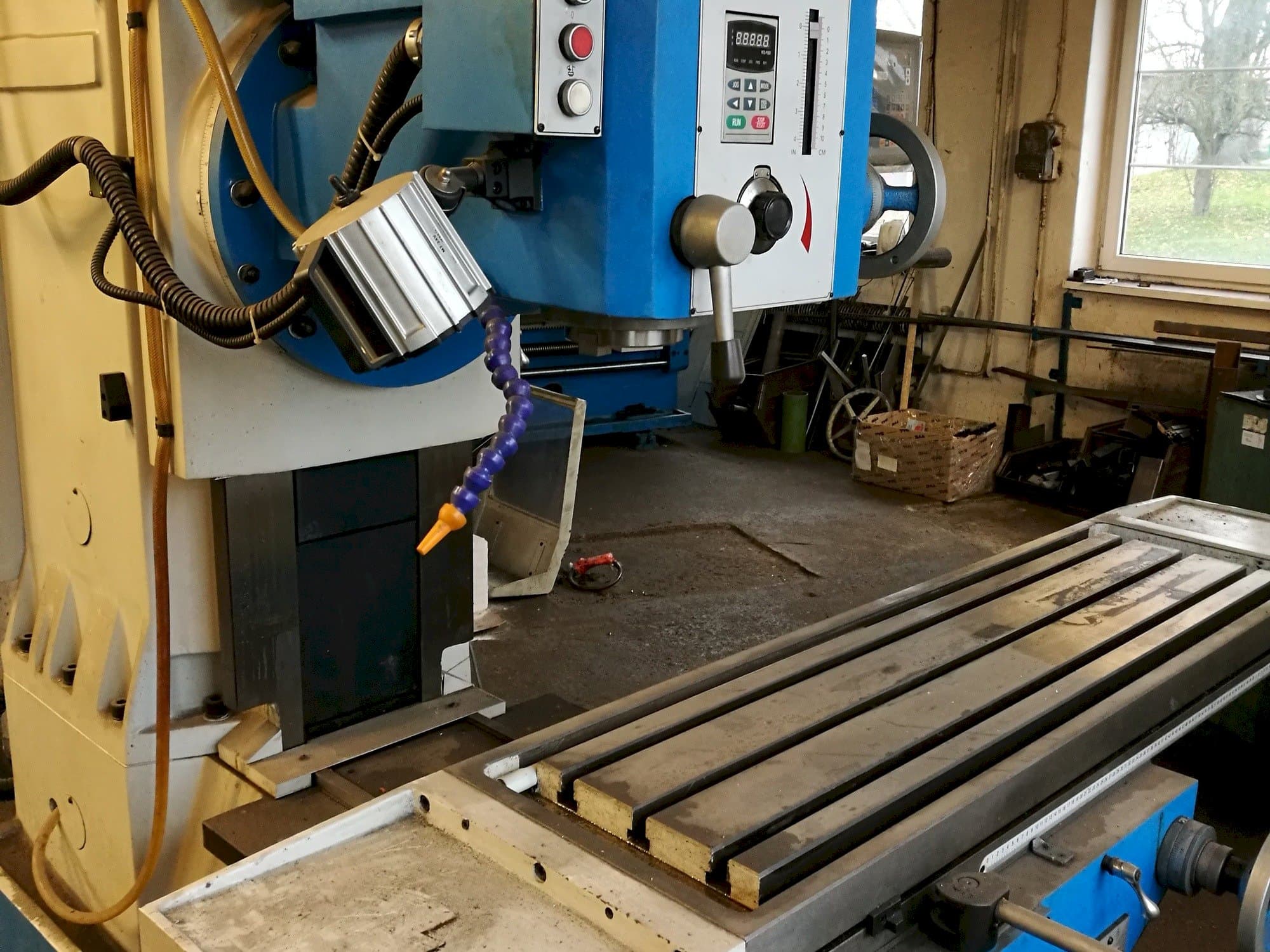 Vista Frontal  da KNUTH KB 1400  máquina