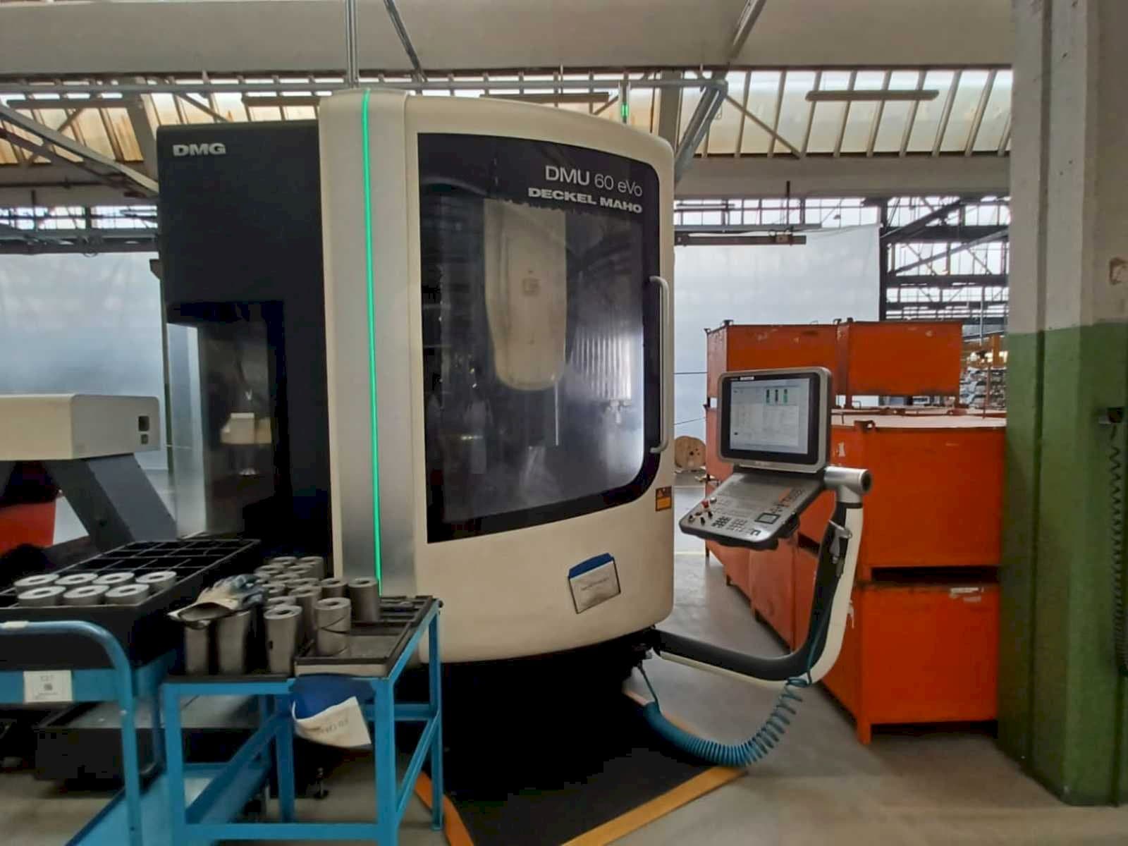 Vista Frontal  da DMG MORI DMU 60 evo  máquina