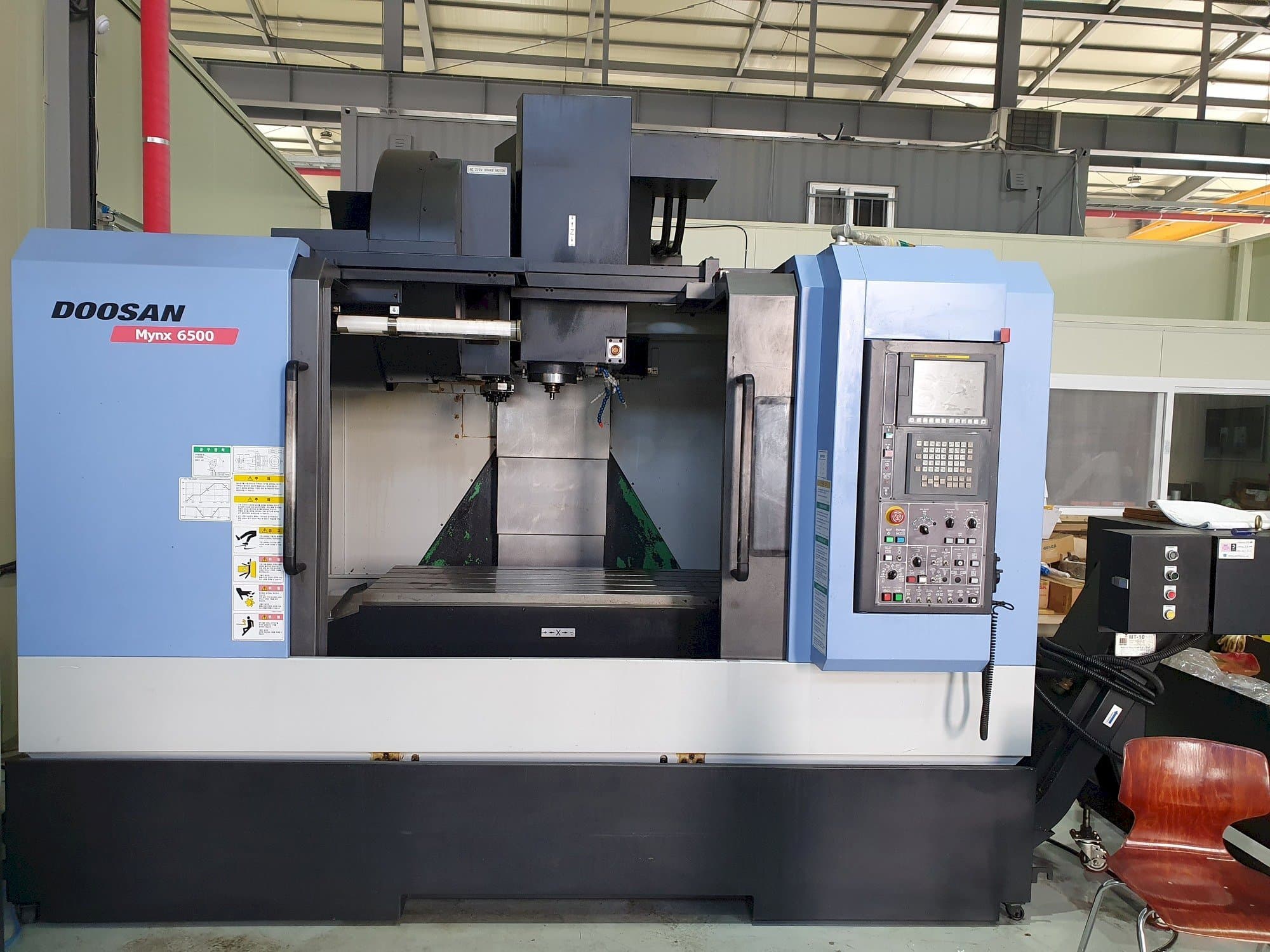 Vista Frontal  da Doosan MYNX 6500  máquina