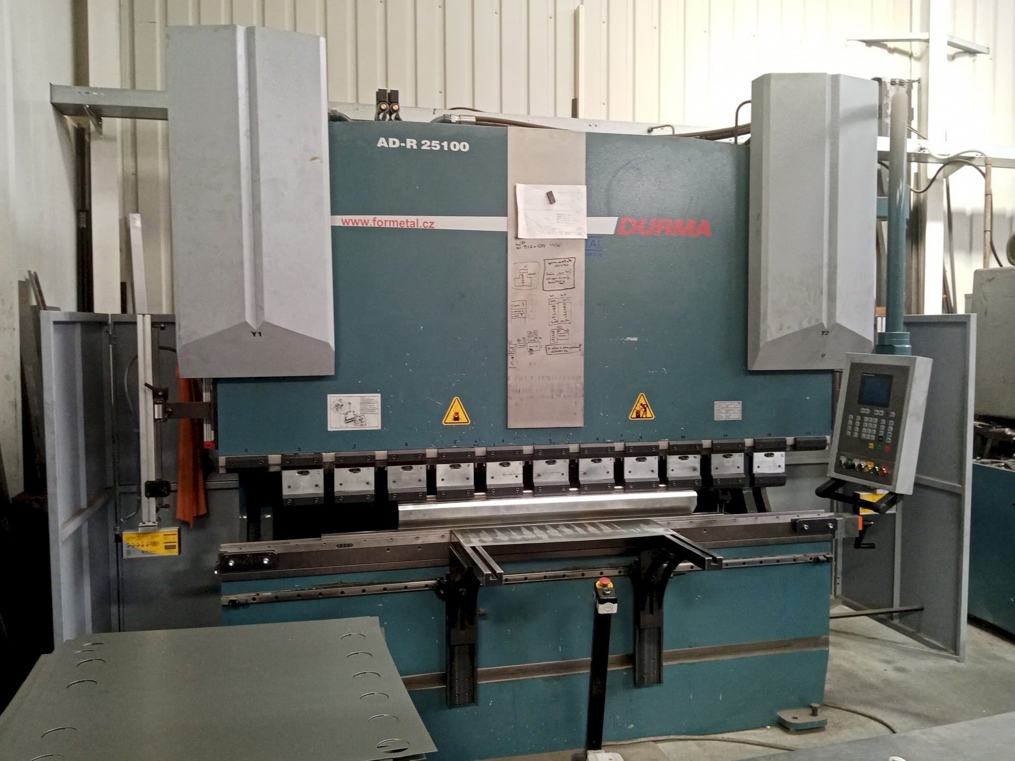 Vista Frontal  da Durma AD-R 25100  máquina