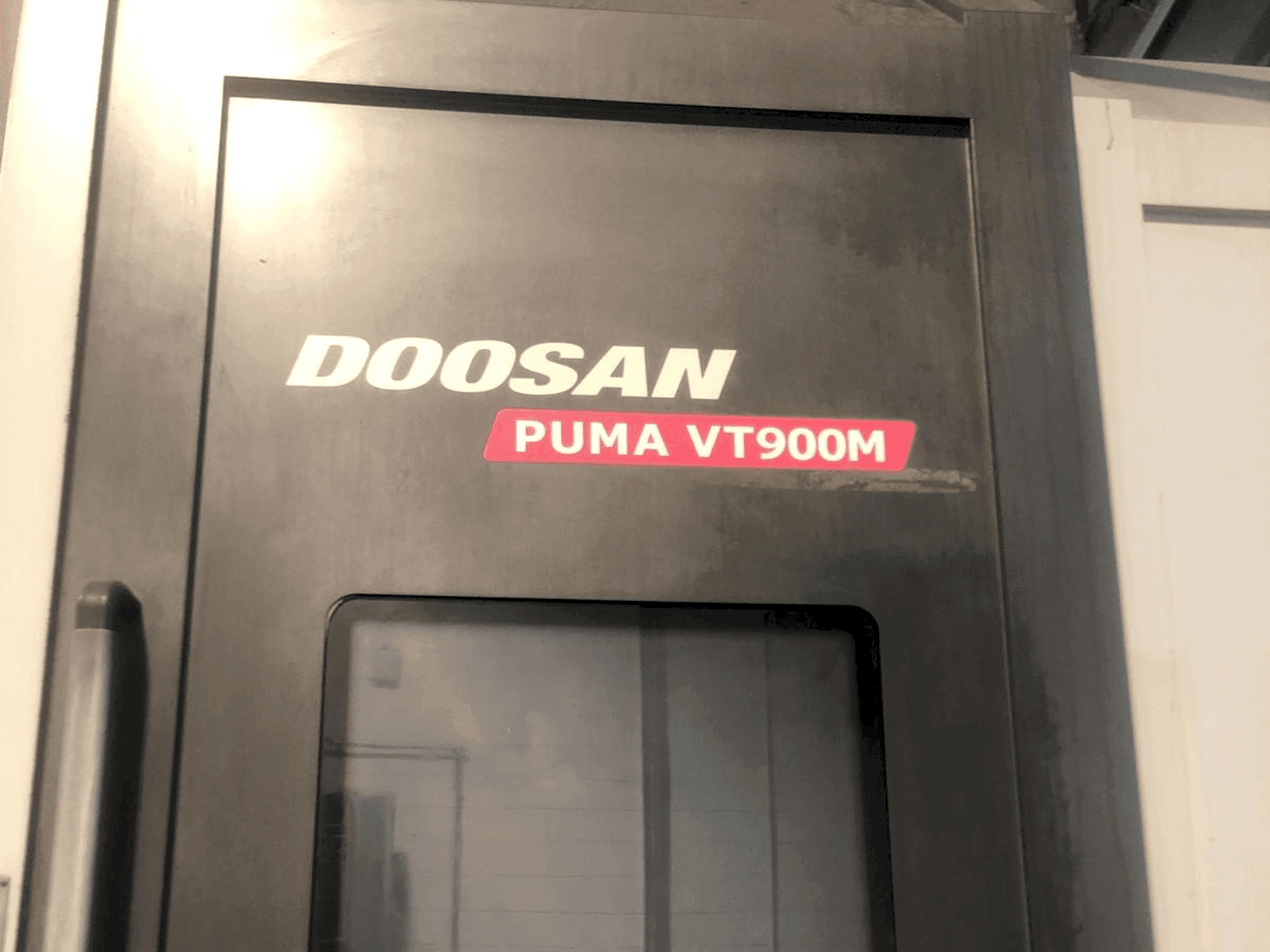Vista Frontal  da DOOSAN Puma VT900M  máquina