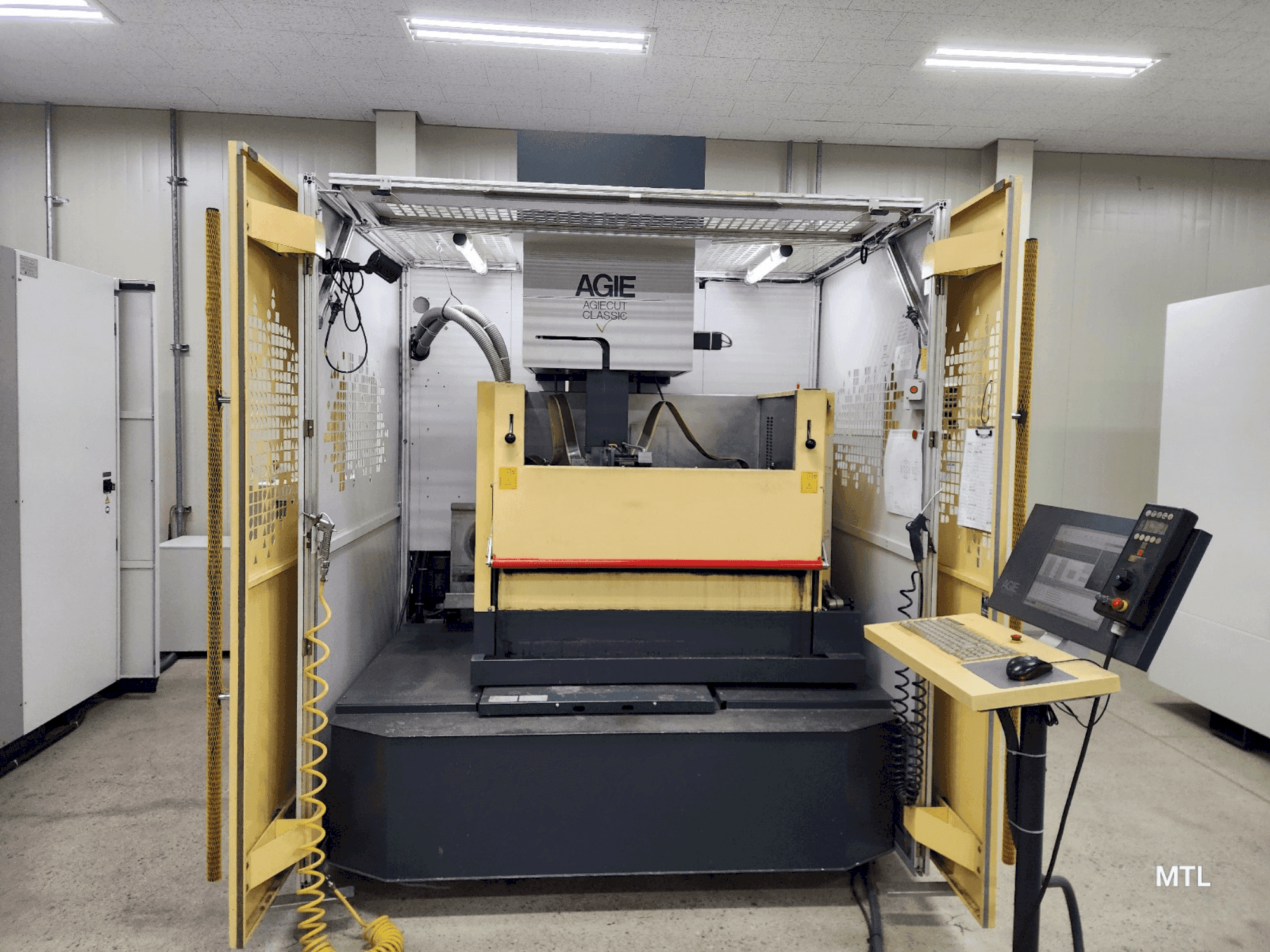 Vista Frontal  da AgieCharmilles Agiecut Classic V3  máquina