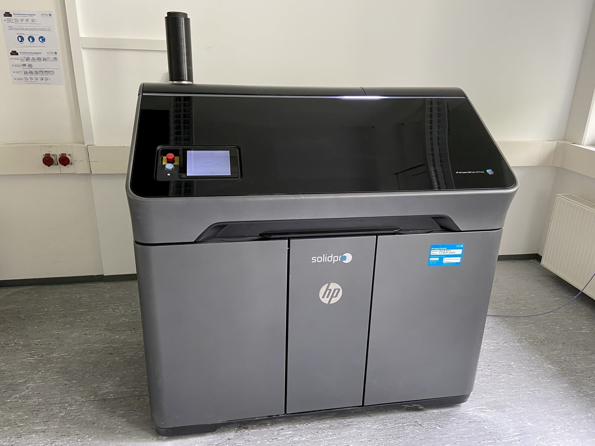 Vista Frontal  da HP Jet Fusion 580 Color 3D printer  máquina